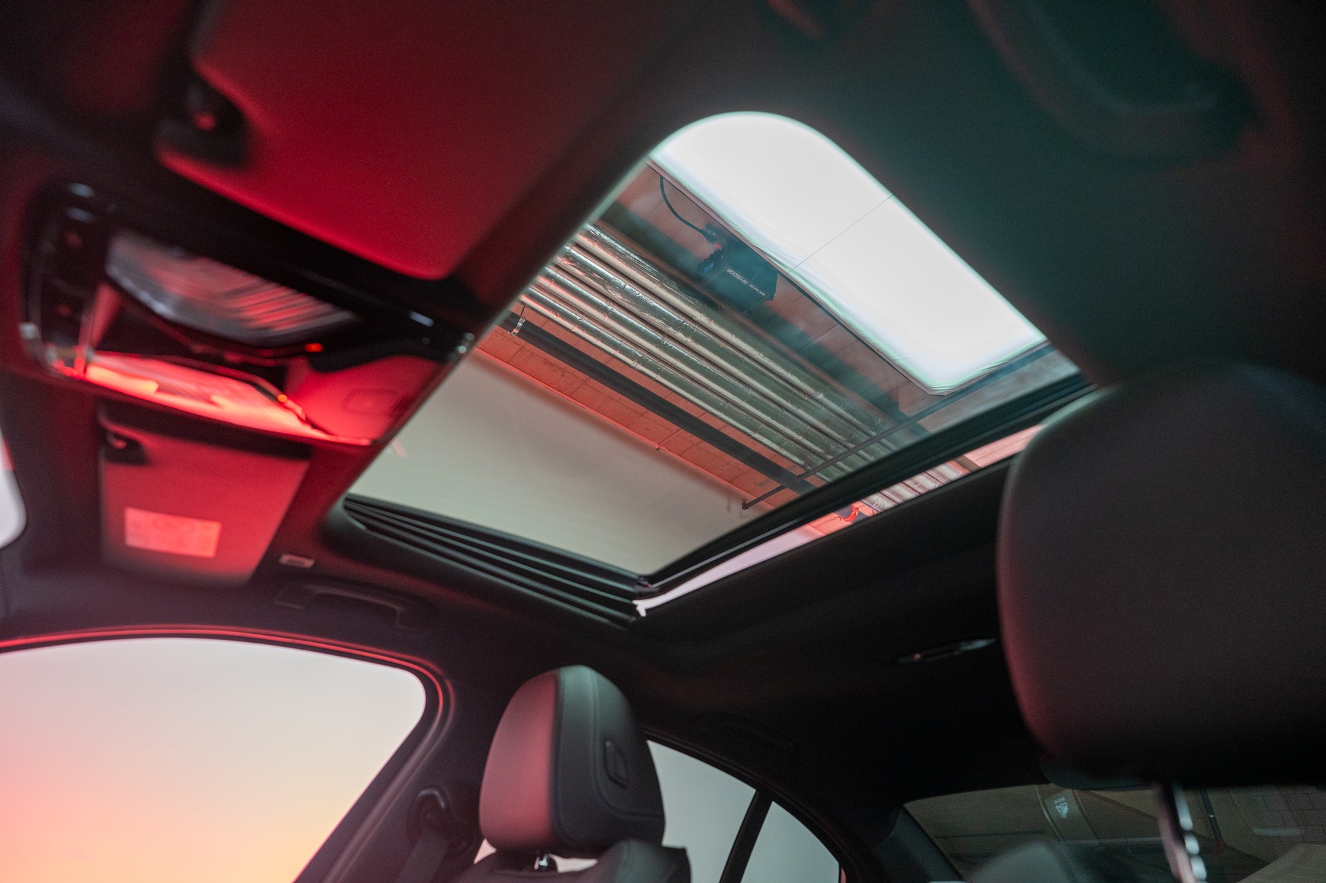 BMW 330d xDrive SAG / LCI / Glasdach / Rückfahrkamera / Ambientebeleuchtung-image-9