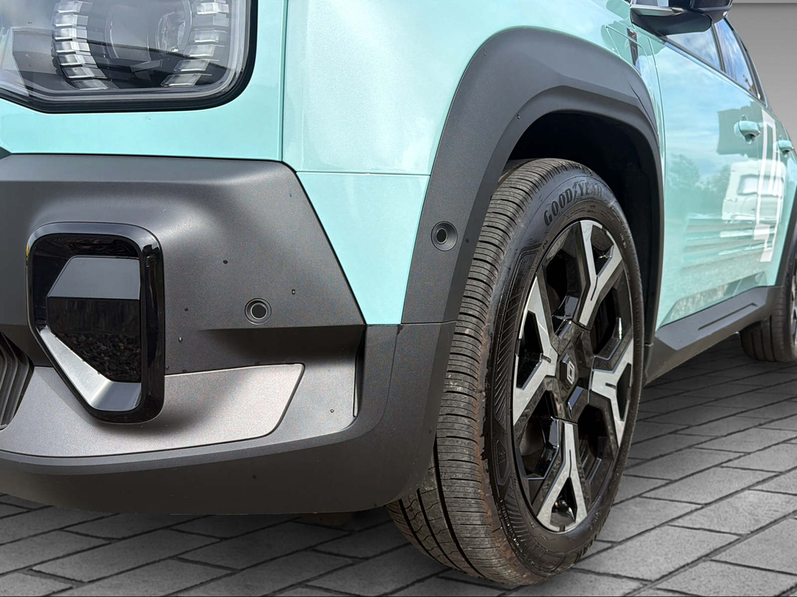RENAULT R4 E-Tech Comfort Range techno-showroom-element-1