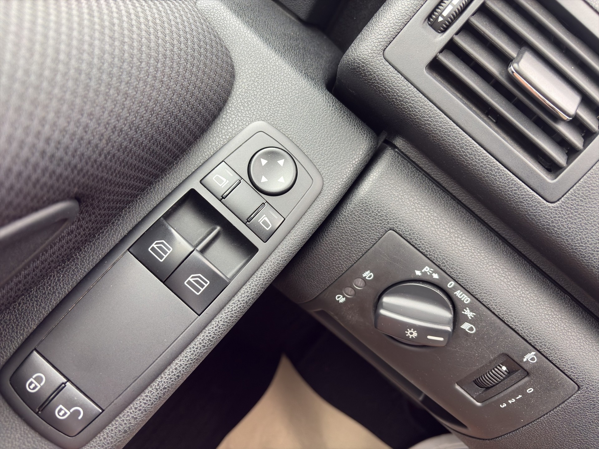 MERCEDES-BENZ A 160 (150) Classic Autotronic-image-14