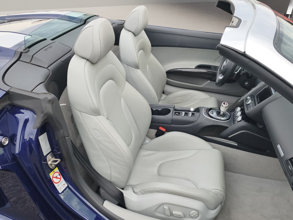 AUDI R8 Spyder 5.2 FSI V10 quattro S-Tronic-image-11