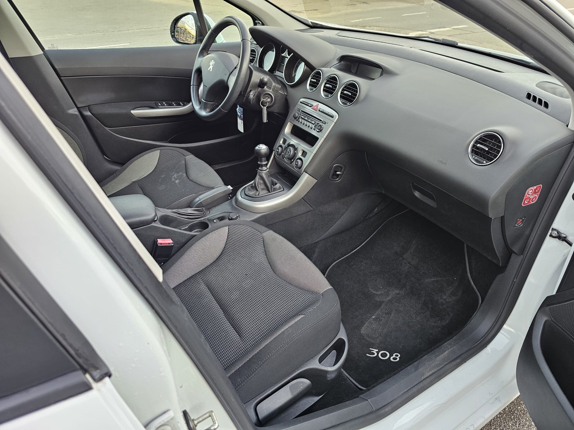 PEUGEOT 308 SW 1.6 16V Turbo Millesim 200-image-8