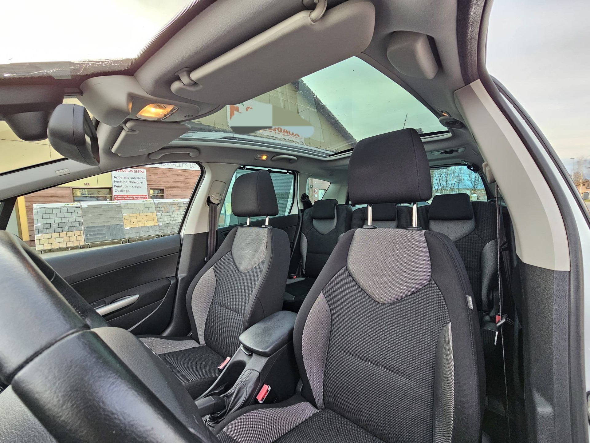 PEUGEOT 308 SW 1.6 16V Turbo Millesim 200-image-12