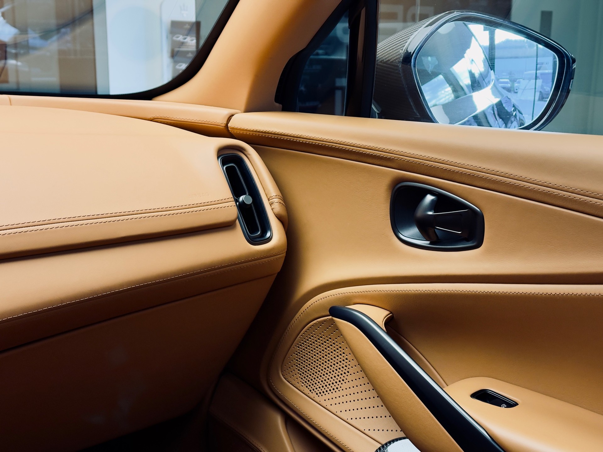 ASTON MARTIN 707 4.0 V8 Bi-Turbo-image-17