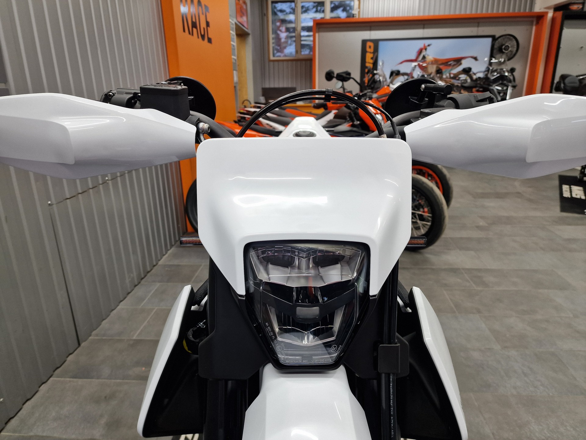 HUSQVARNA 701 Supermoto (35kW)-image-12