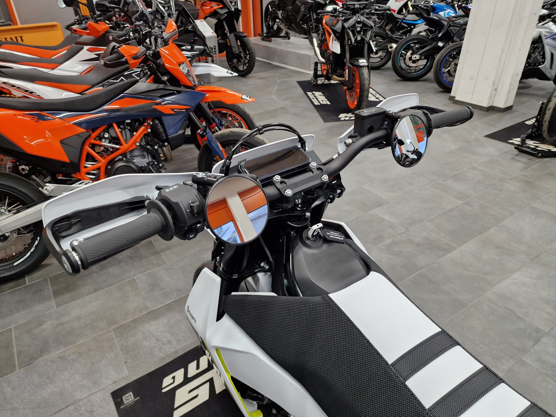 HUSQVARNA 701 Supermoto (35kW)-image-9