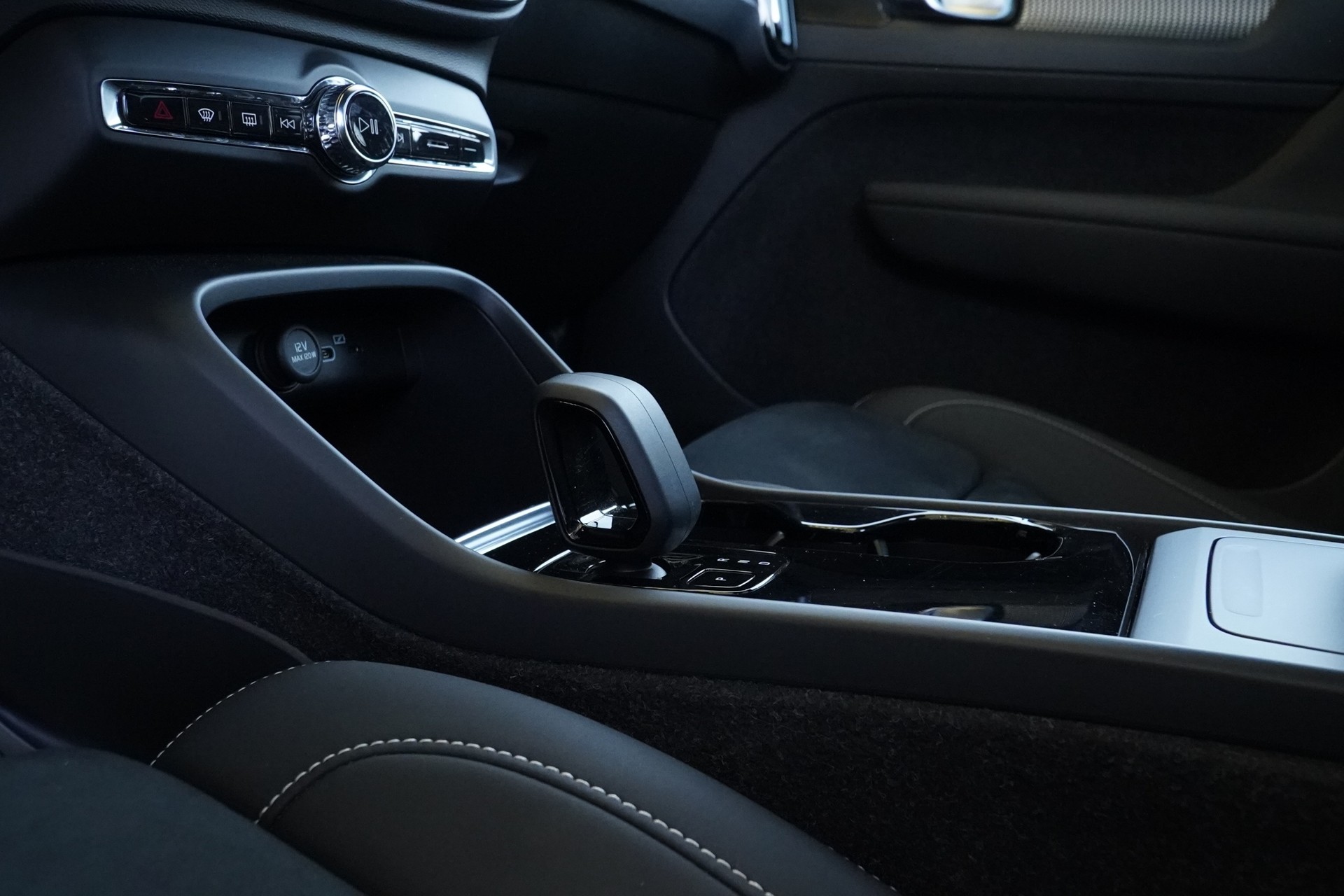 VOLVO XC40 Recharge P8 Twin AWD Pure Electric Pro R-Design *CH Fahrzeug & AHK*-image-9