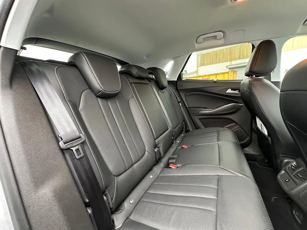 OPEL Grandland X 1.6 Hybrid4 Ultimate Automatik-image-8