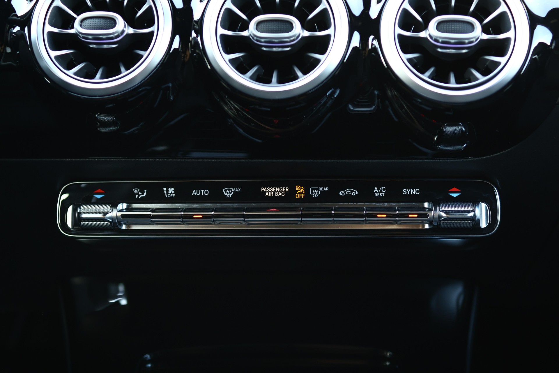 MERCEDES-BENZ CLA 250 AMG Line 4matic Shooting Brake-image-18