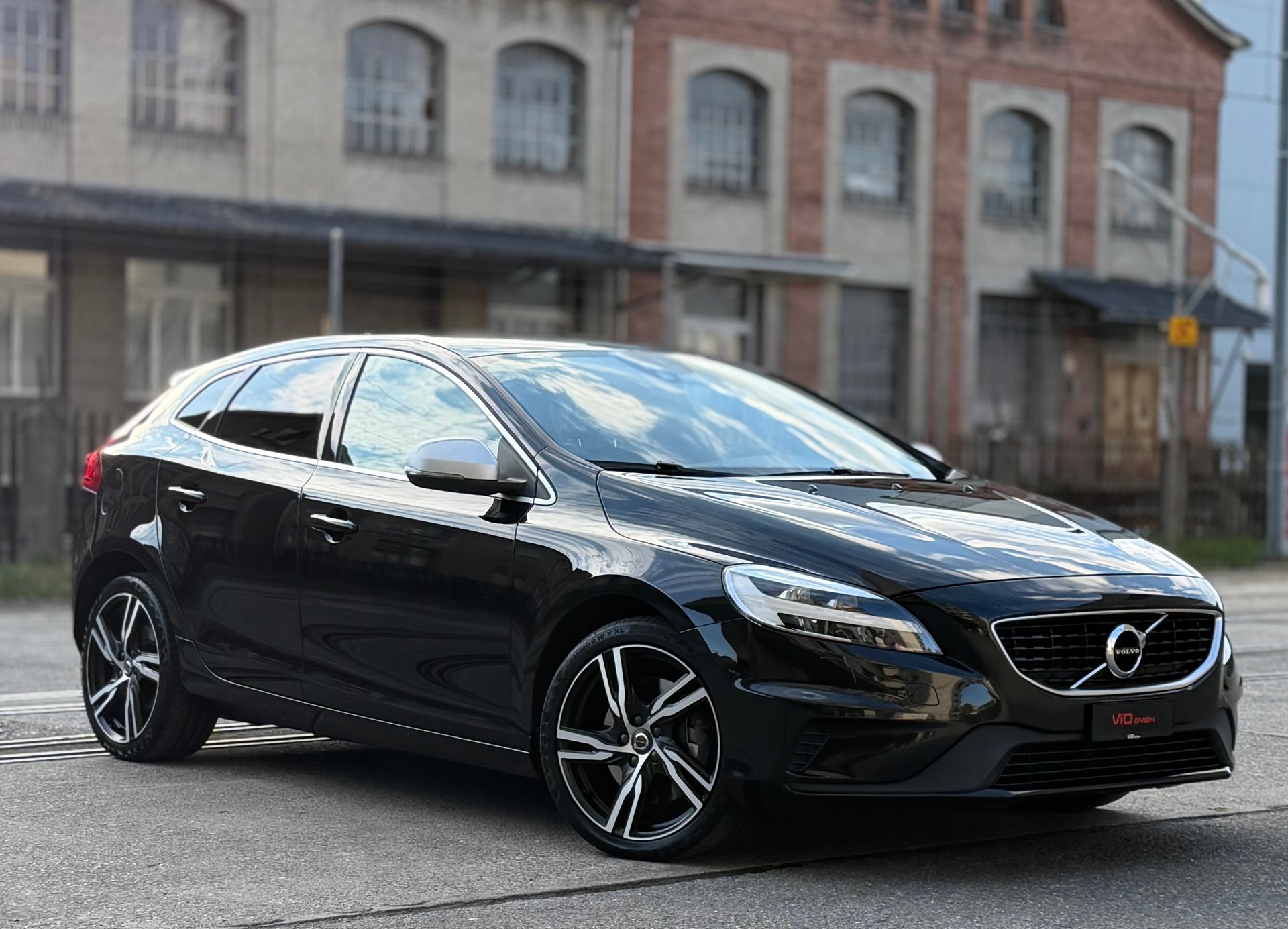 VOLVO V40 D2 Momentum R-Design Geartronic-image-5