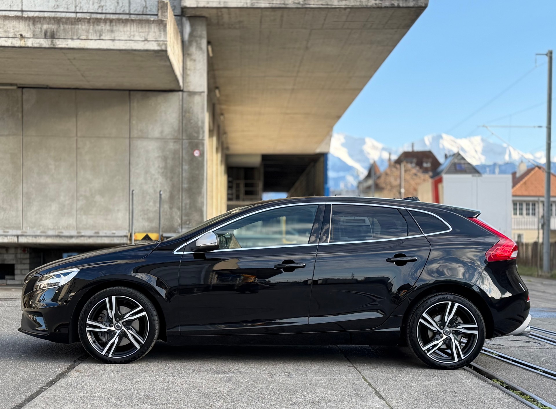 VOLVO V40 D2 Momentum R-Design Geartronic-image-1