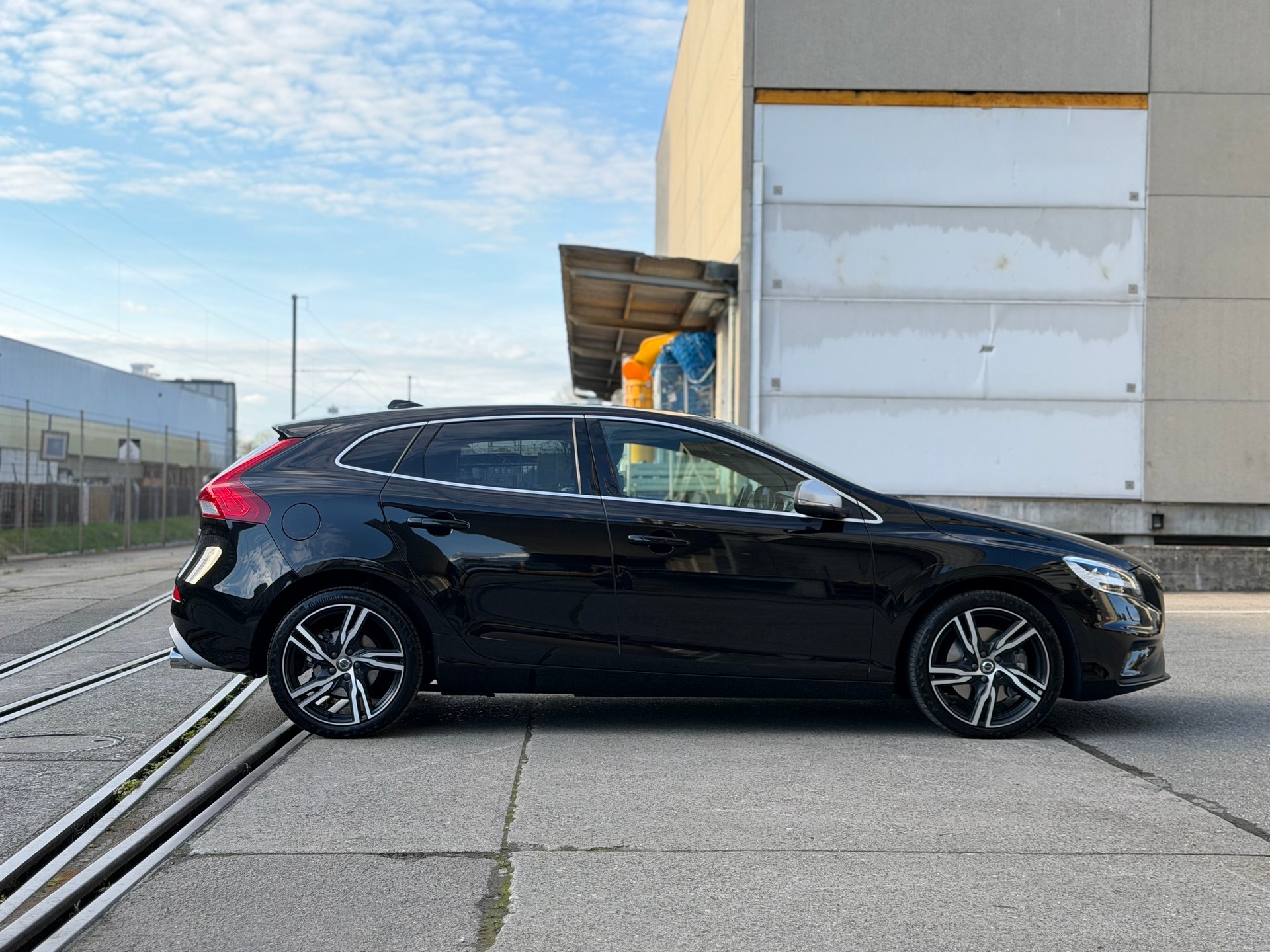 VOLVO V40 D2 Momentum R-Design Geartronic-image-4
