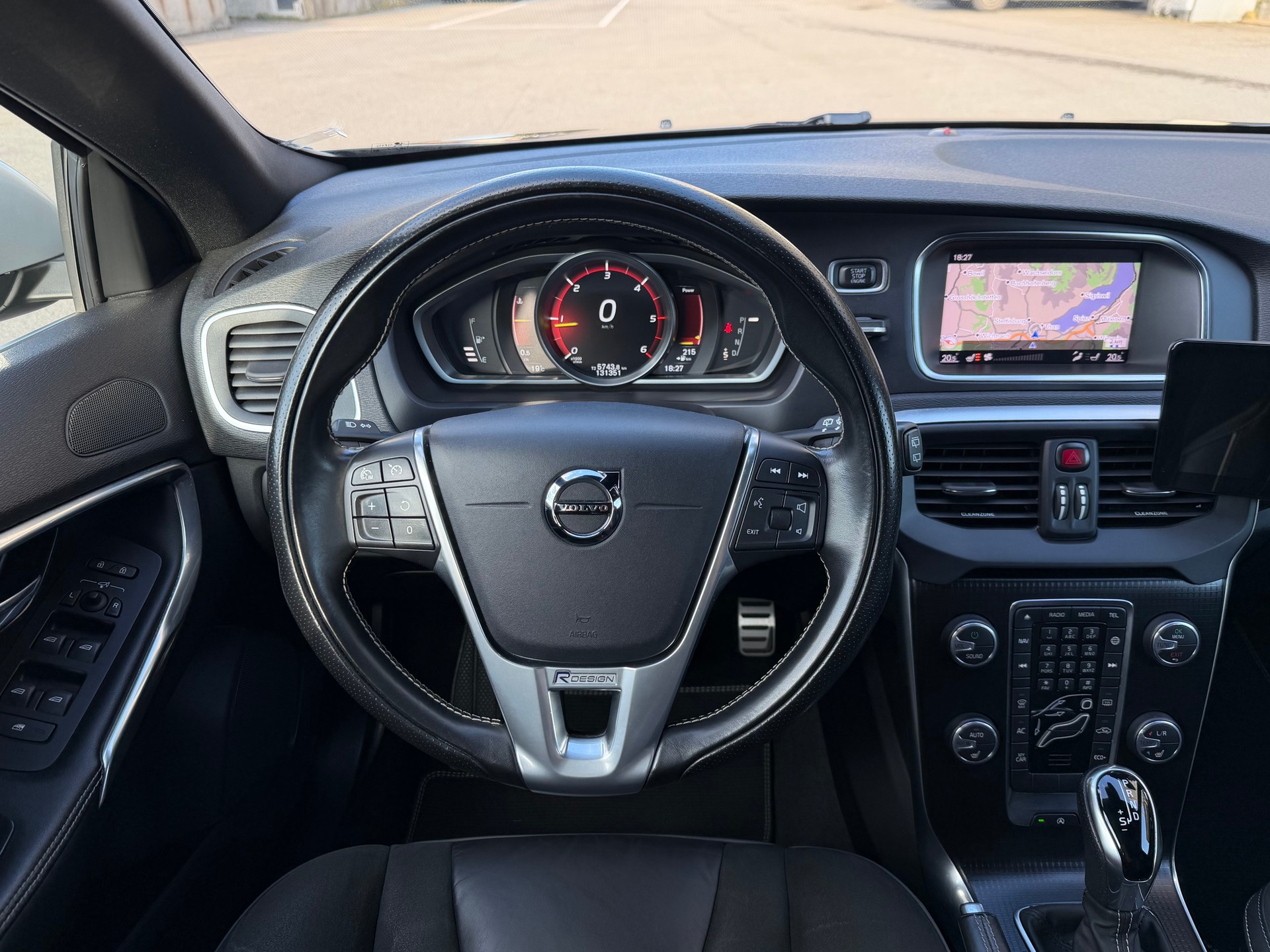 VOLVO V40 D2 Momentum R-Design Geartronic-image-6