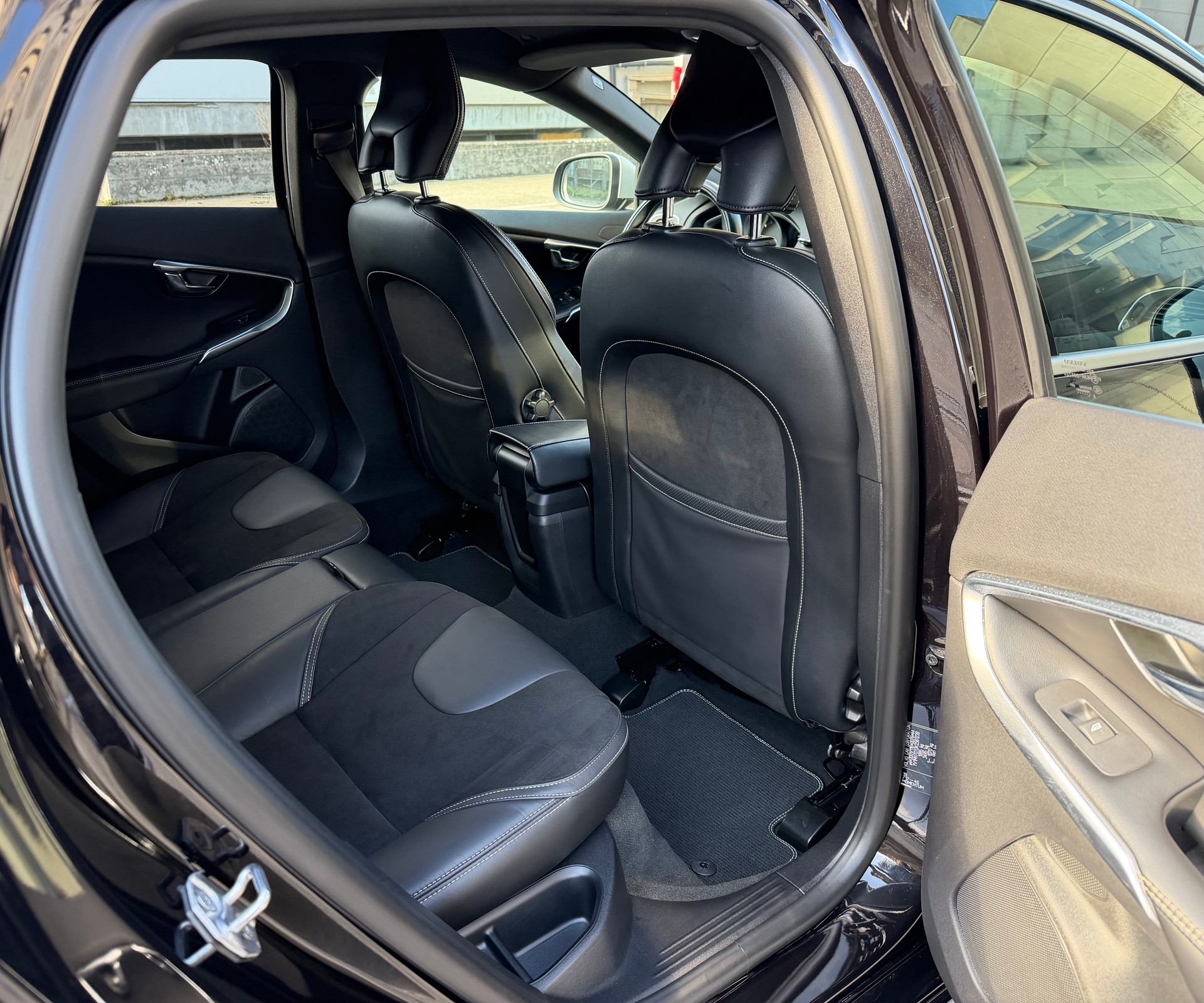 VOLVO V40 D2 Momentum R-Design Geartronic-image-9