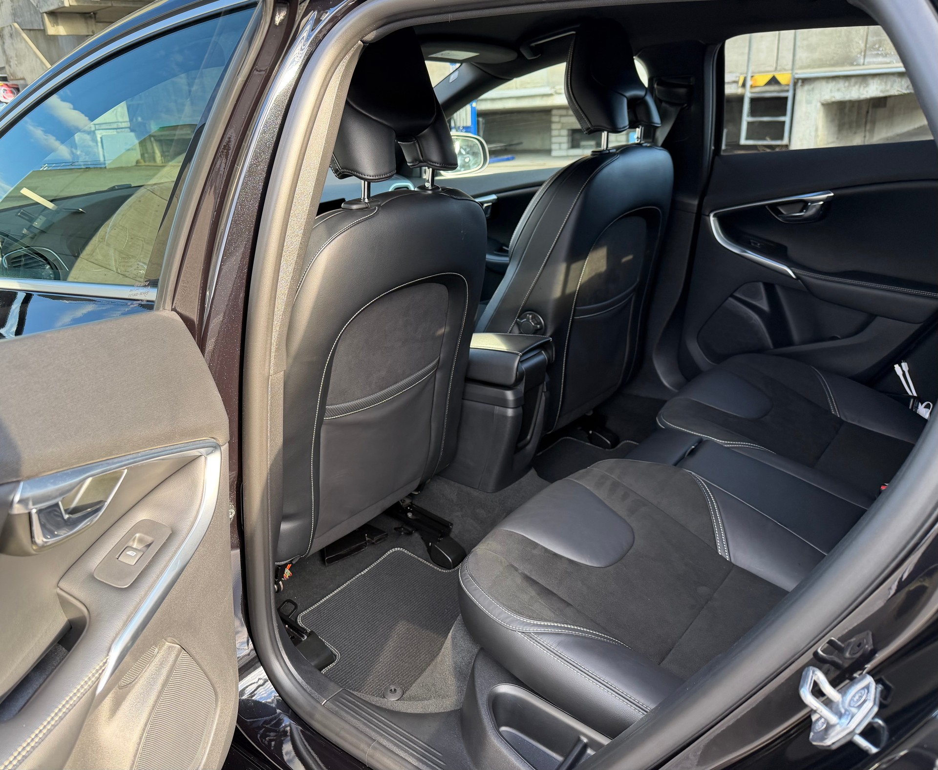 VOLVO V40 D2 Momentum R-Design Geartronic-image-8