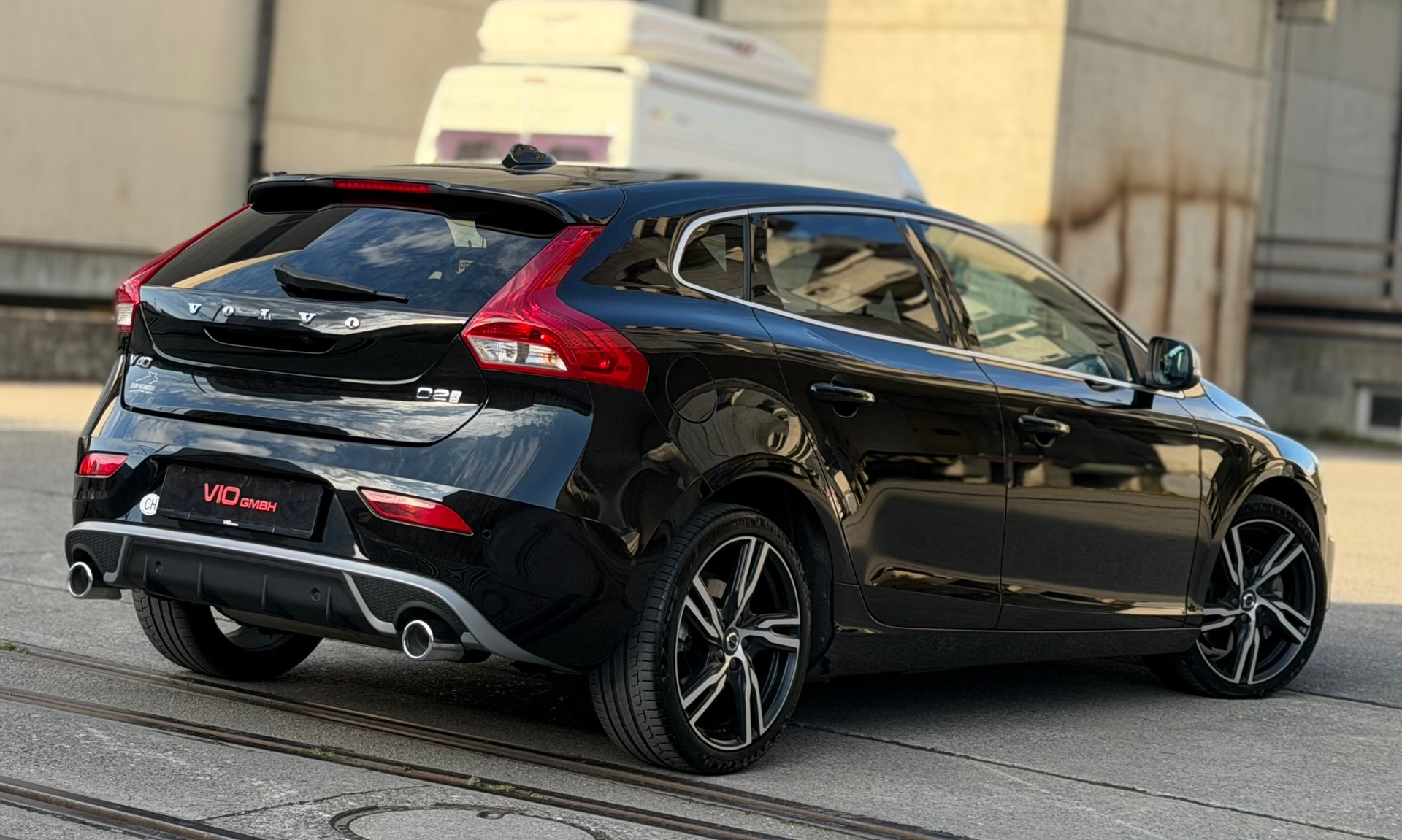 VOLVO V40 D2 Momentum R-Design Geartronic-image-3