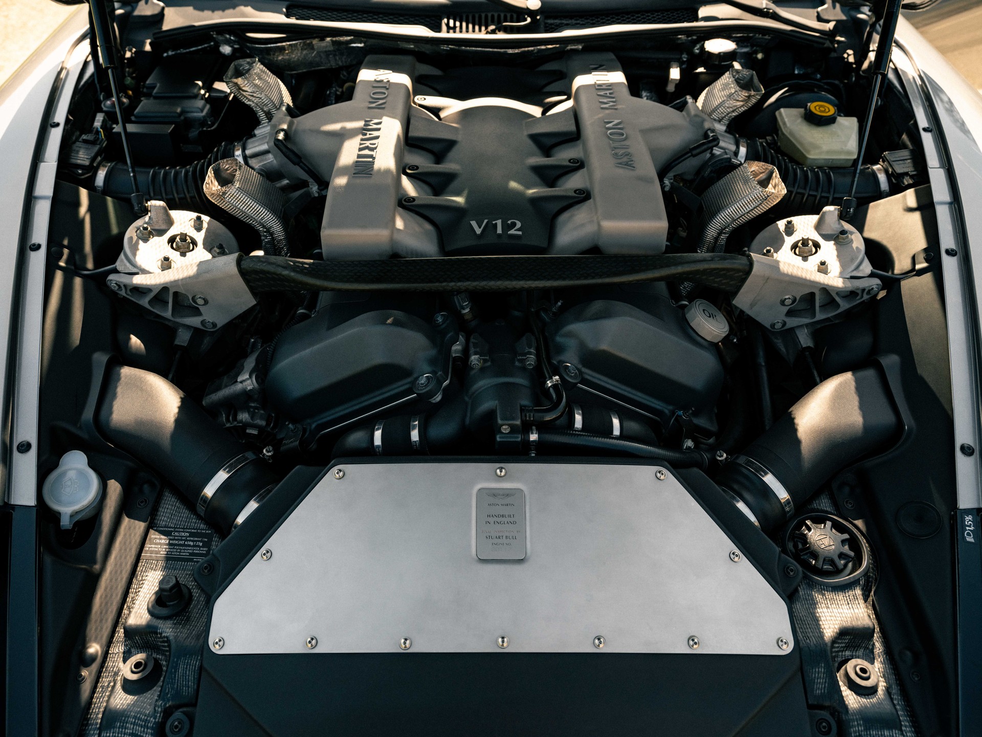 ASTON MARTIN Vanquish V12 5.9-48-image-4