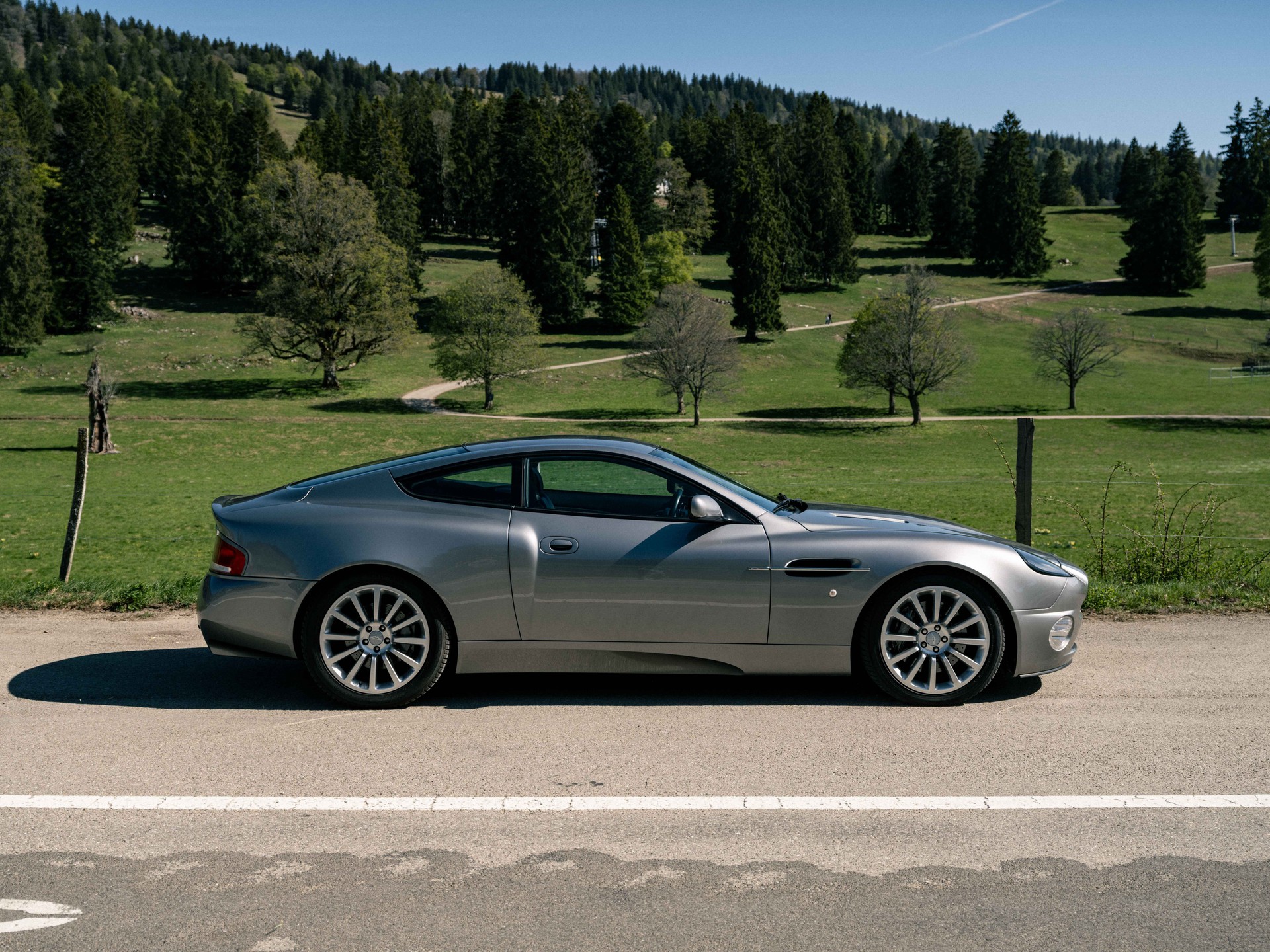 ASTON MARTIN Vanquish V12 5.9-48-image-11