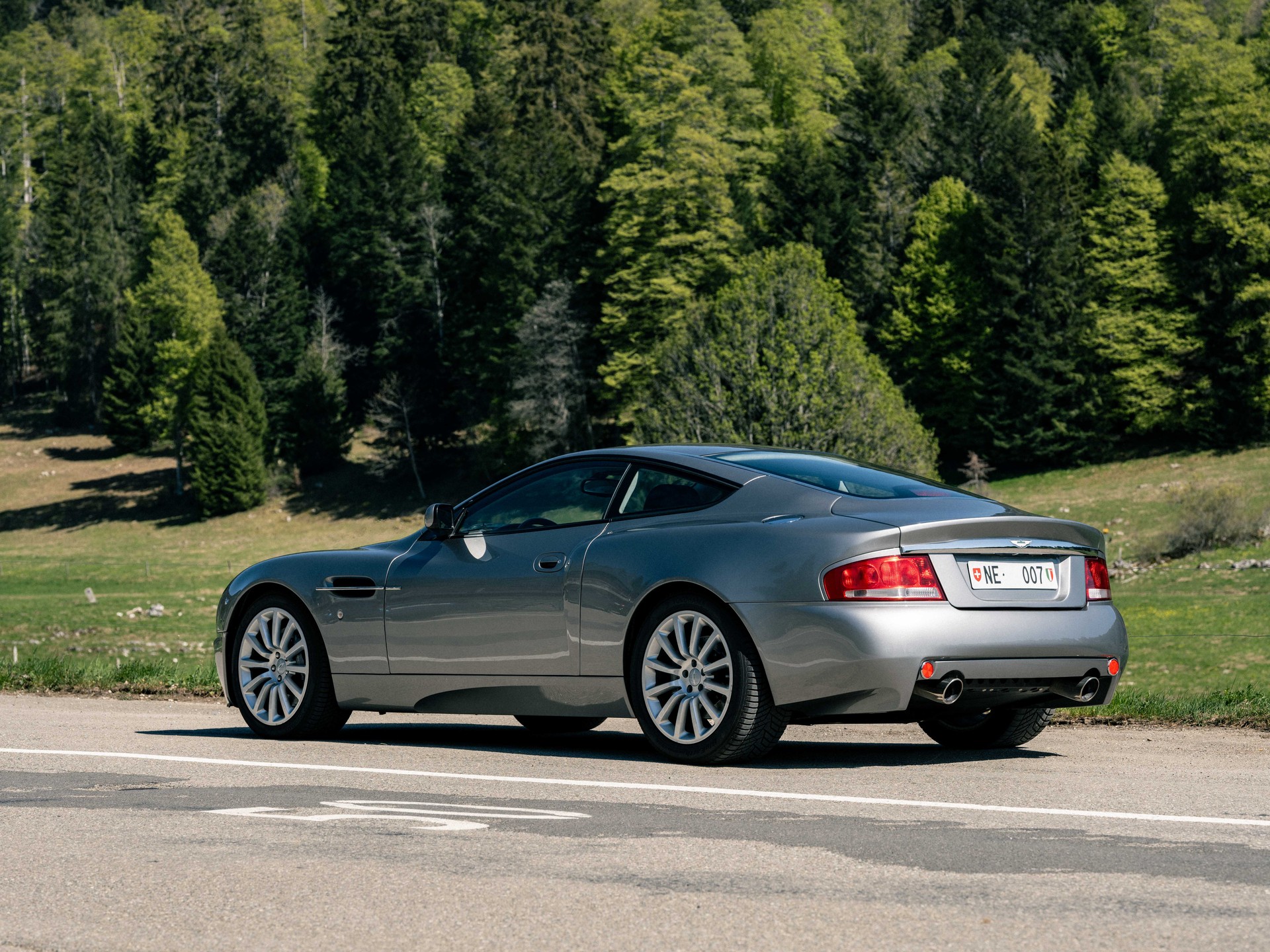 ASTON MARTIN Vanquish V12 5.9-48-image-1