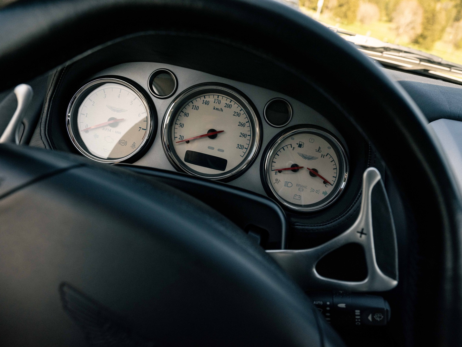 ASTON MARTIN Vanquish V12 5.9-48-image-10