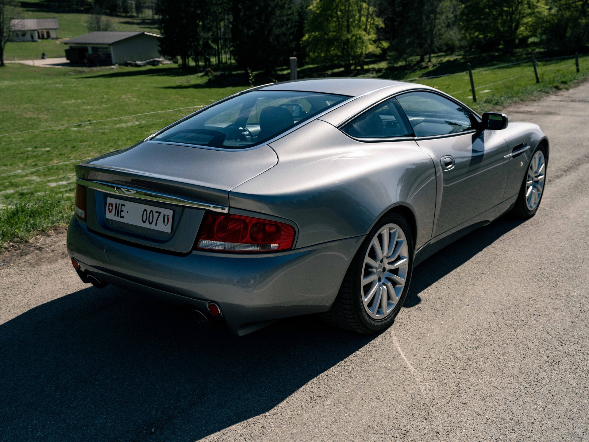 ASTON MARTIN Vanquish V12 5.9-48-image-12