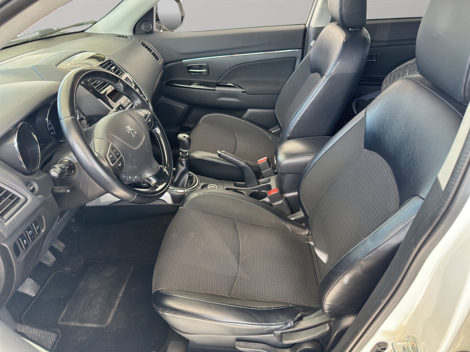 PEUGEOT 4008 1.6 HDi Allure 4WD-image-9