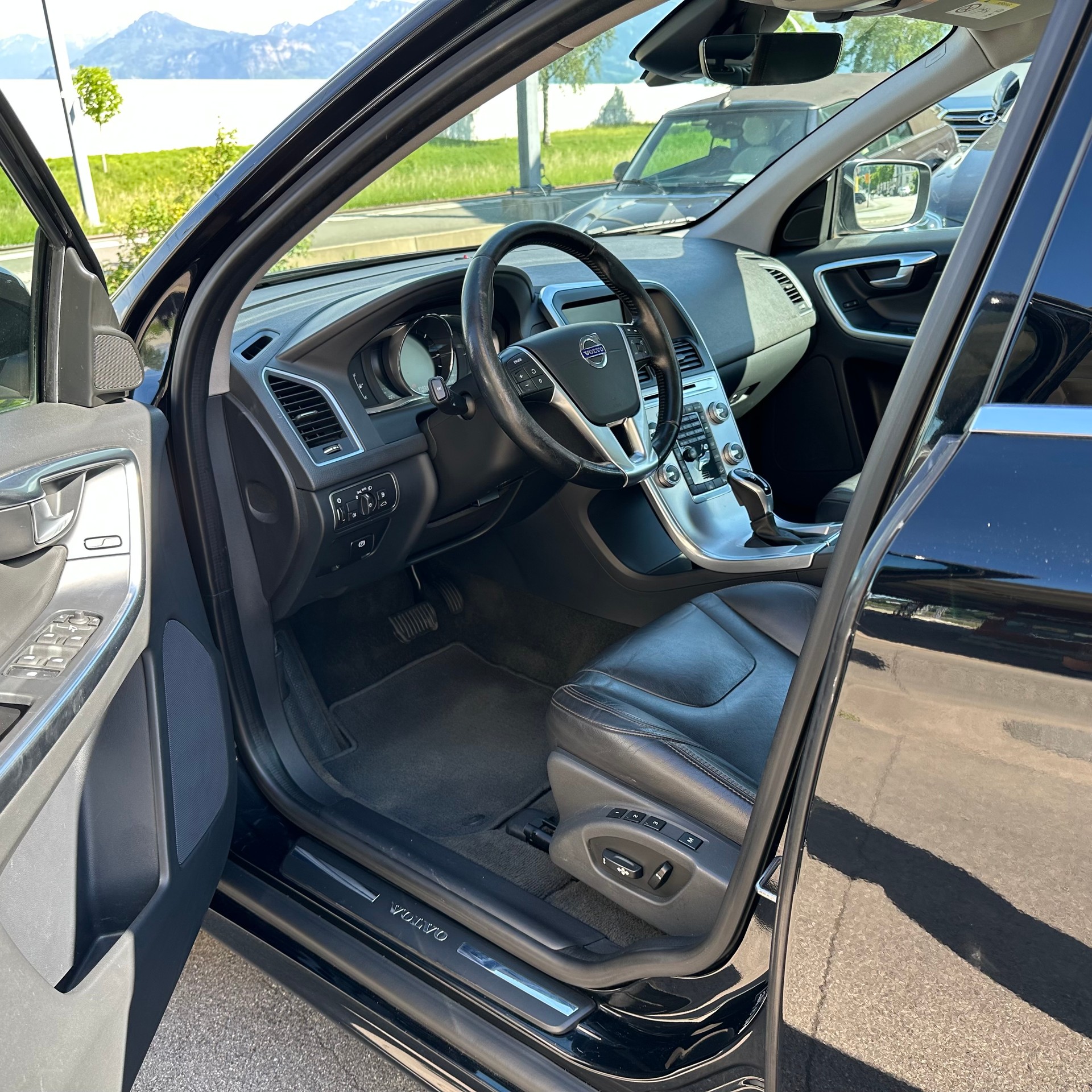 VOLVO XC60 D5 AWD Summum Geartronic-image-8