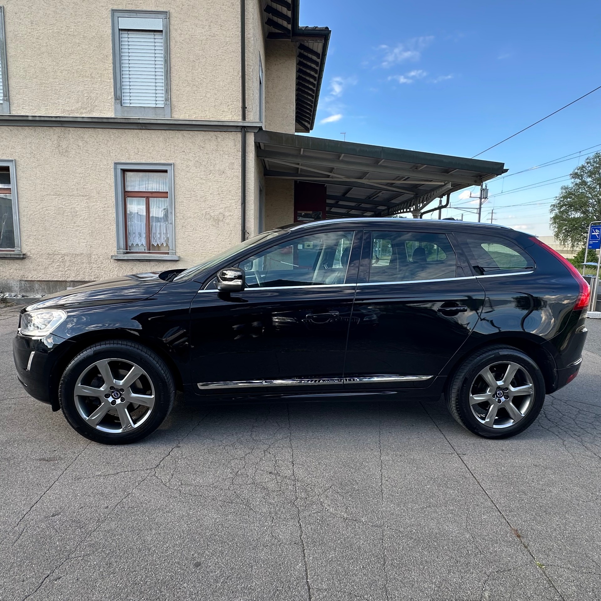 VOLVO XC60 D5 AWD Summum Geartronic-image-5