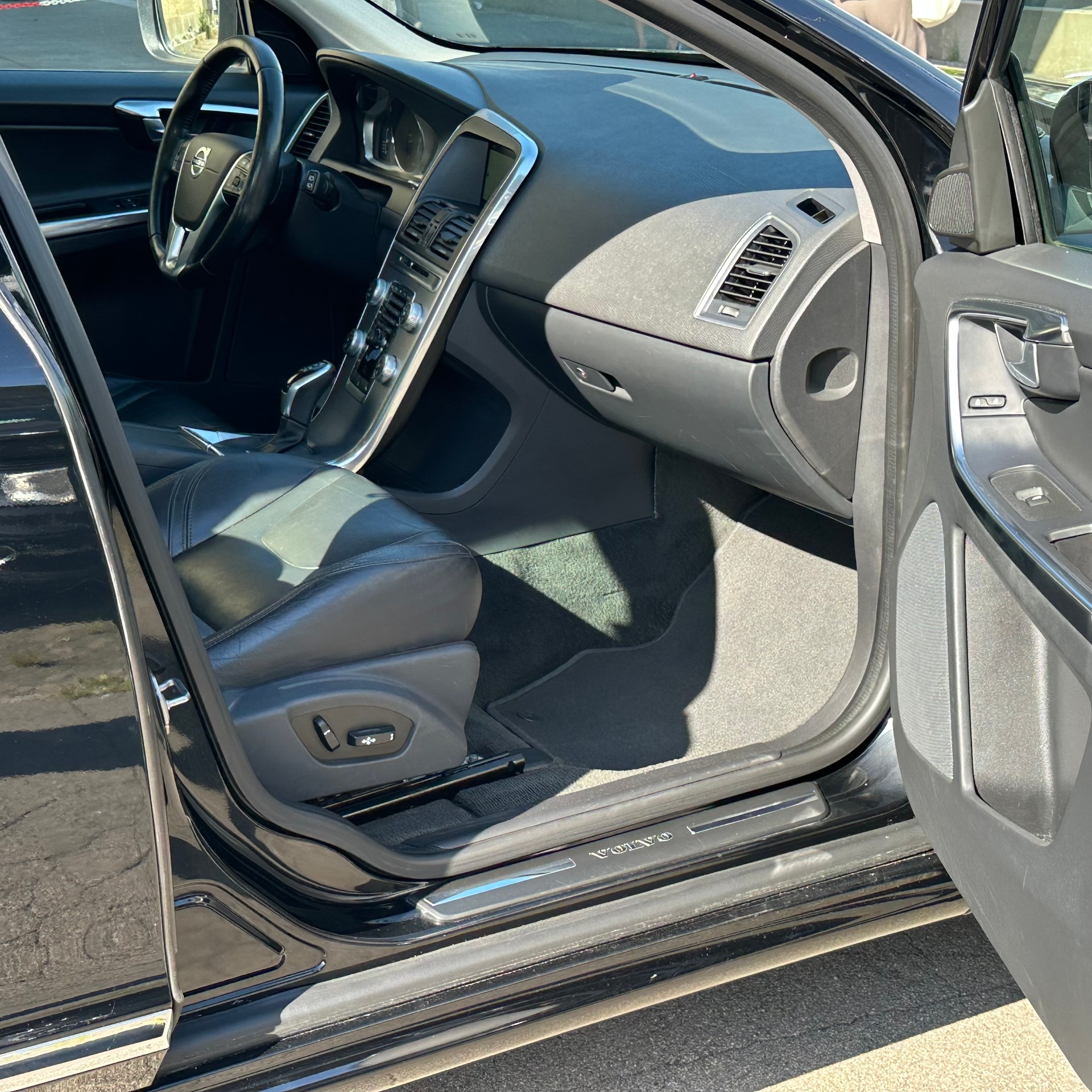 VOLVO XC60 D5 AWD Summum Geartronic-image-13