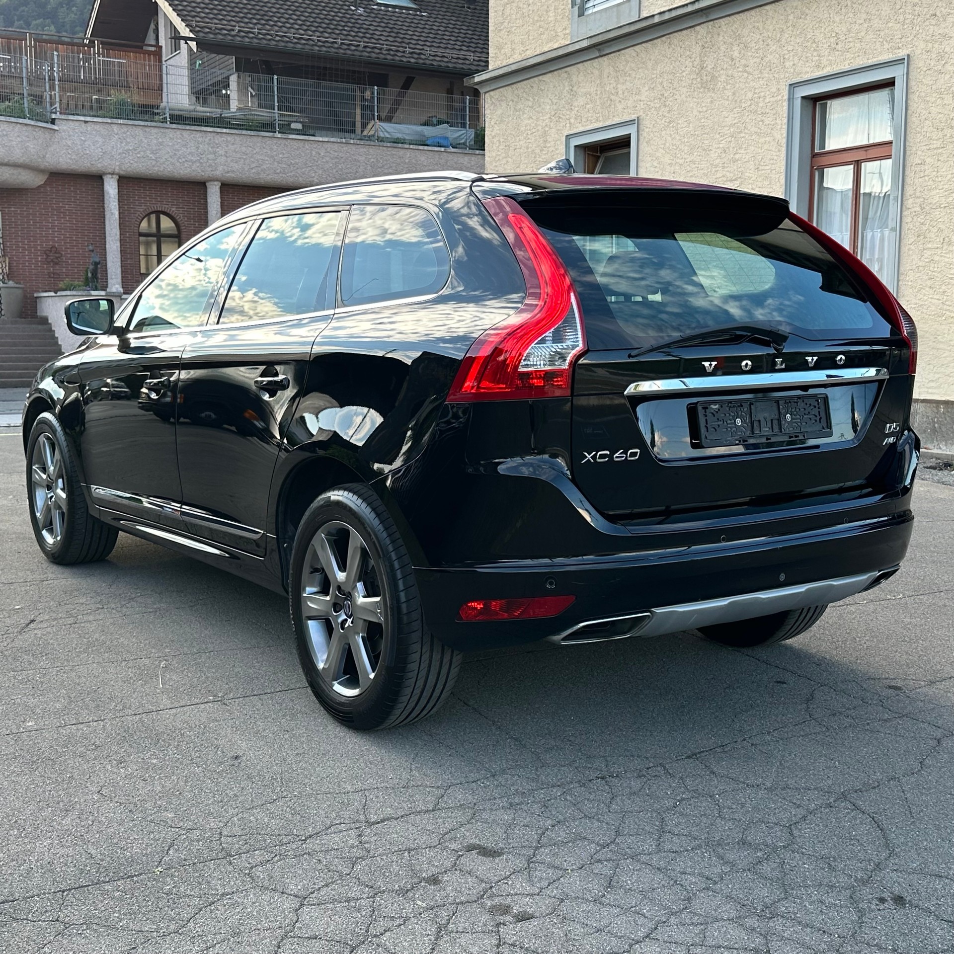 VOLVO XC60 D5 AWD Summum Geartronic-image-4