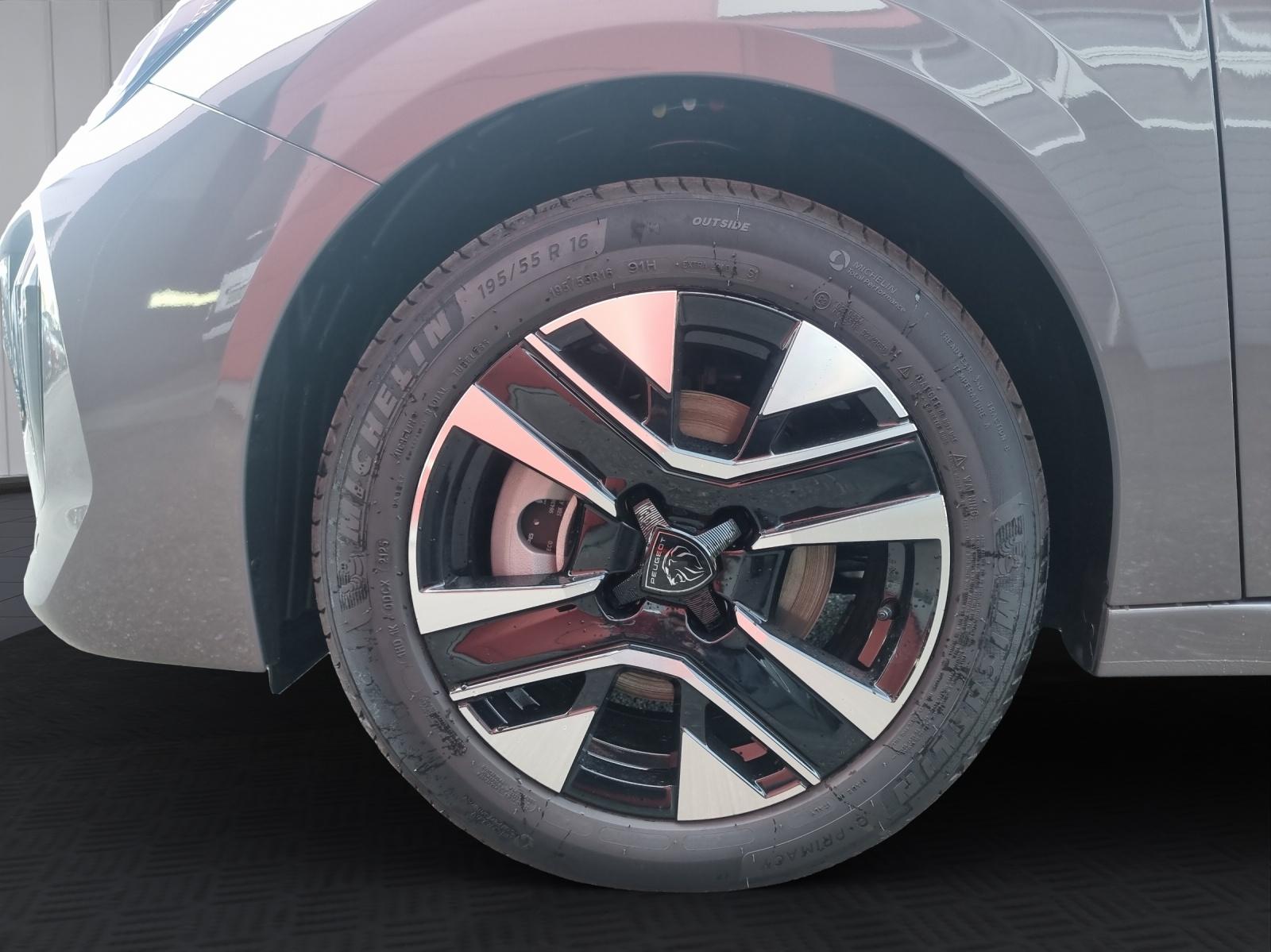 PEUGEOT 208 1.2 Hybrid Allure Premium-image-6