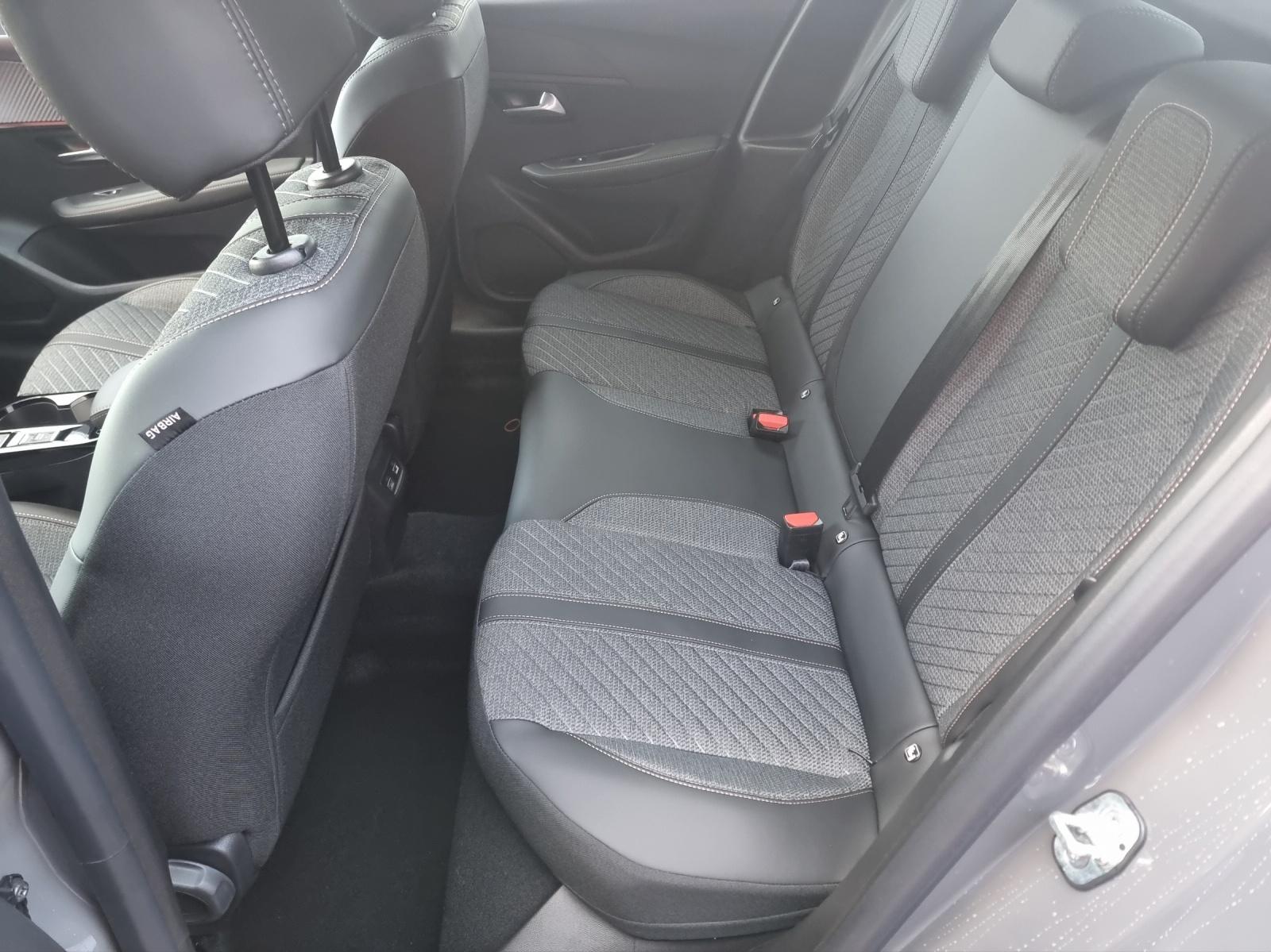 PEUGEOT 208 1.2 Hybrid Allure Premium-image-9