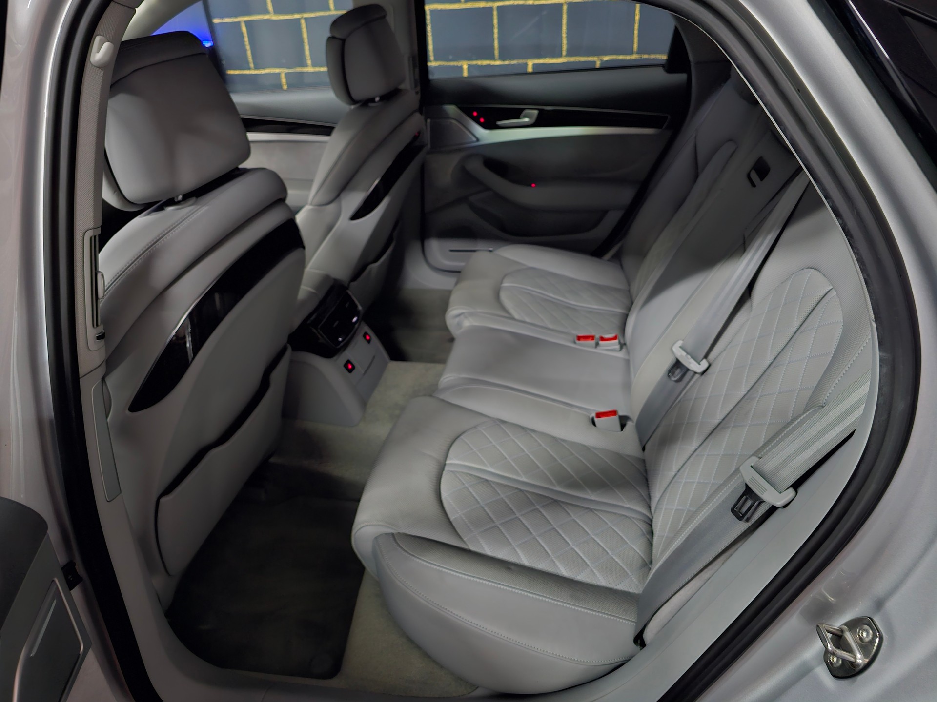 AUDI A8 4.0 TFSI V8 quattro tiptronic-image-12