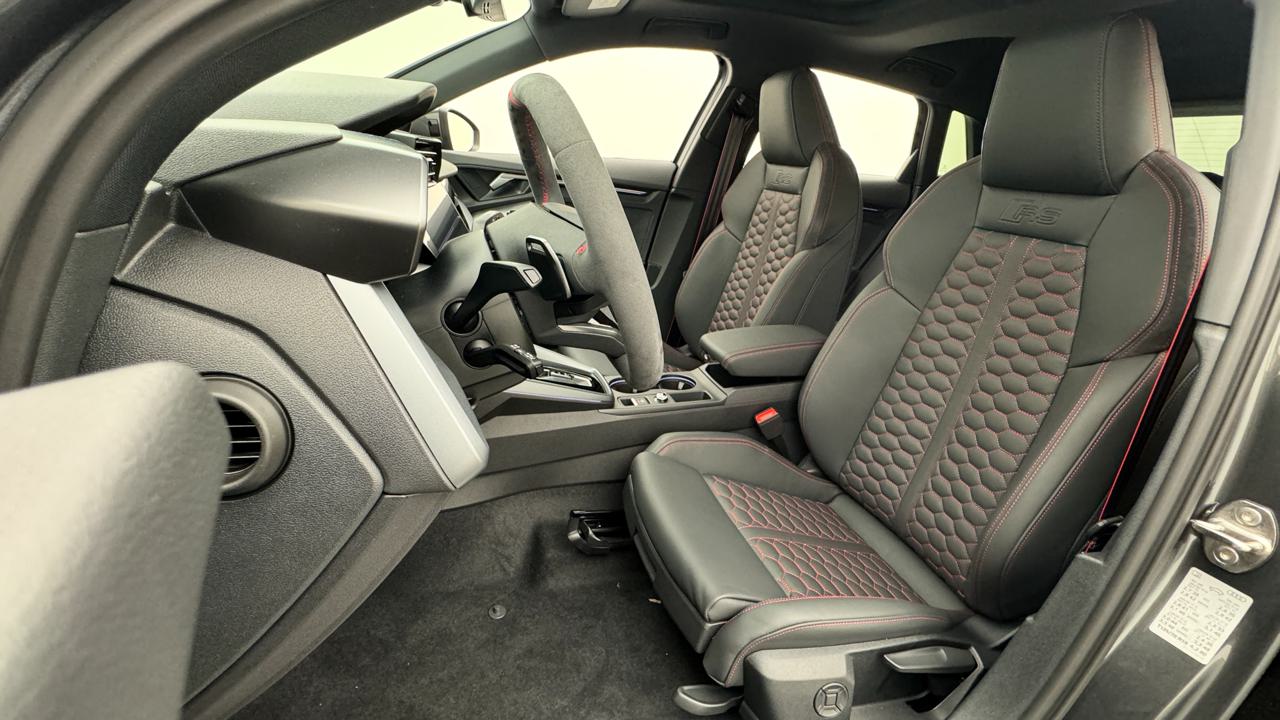 AUDI RS3 Sportback 2.5 TSI quattro S-tronic-image-4