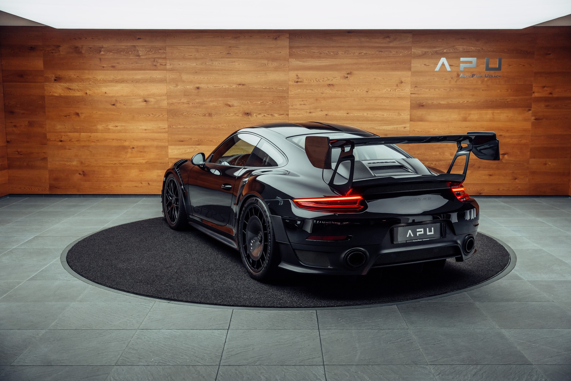 PORSCHE 911 GT2 RS MR Weissach-showroom-element-2