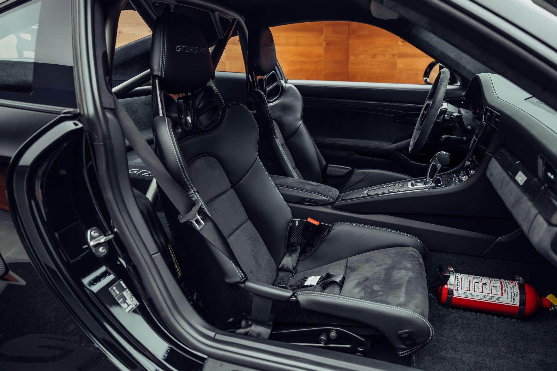 PORSCHE 911 GT2 RS MR Weissach-image-7