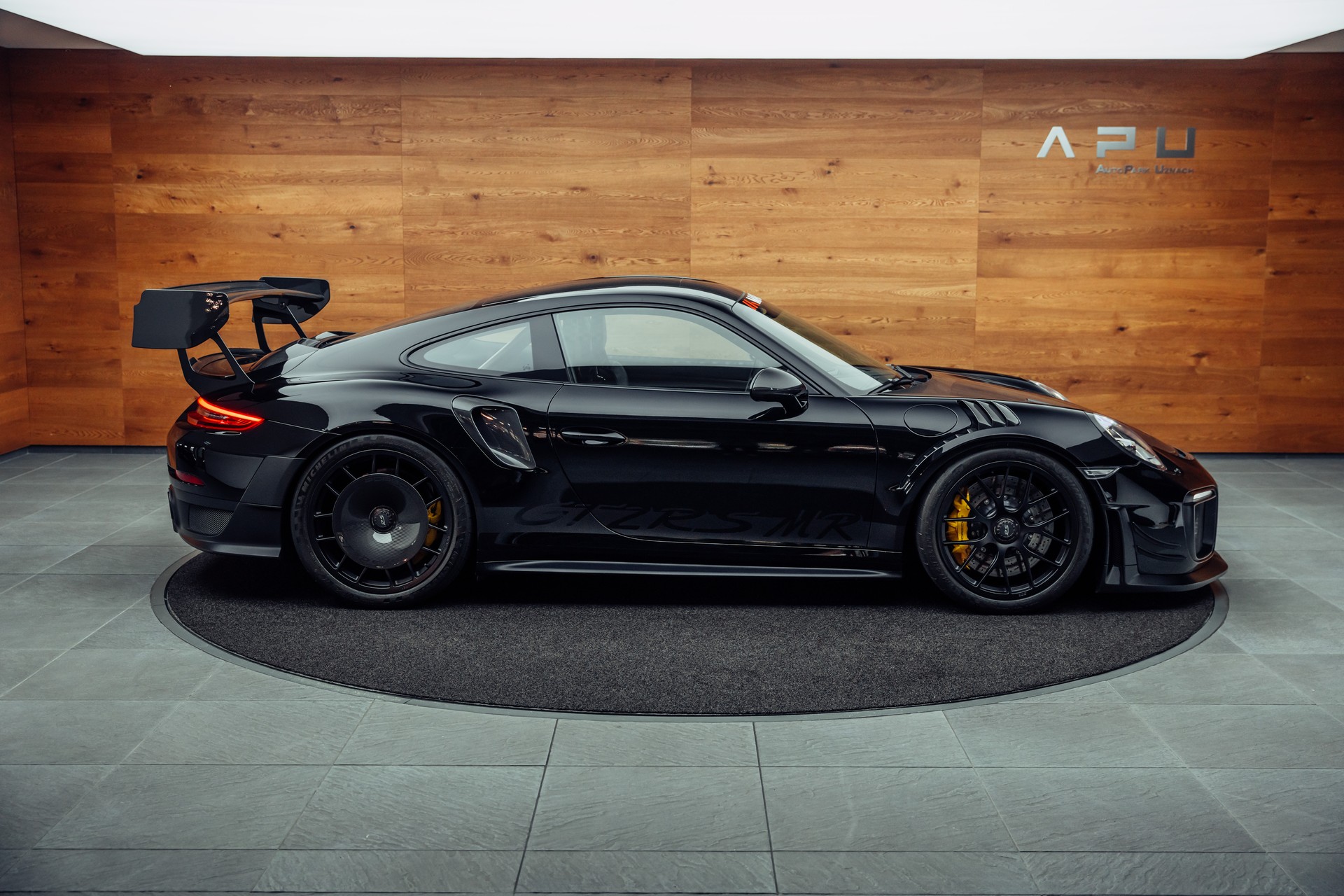 PORSCHE 911 GT2 RS MR Weissach-image-10