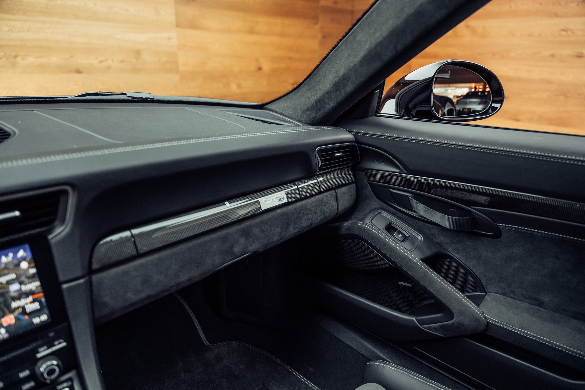 PORSCHE 911 GT2 RS MR Weissach-image-11