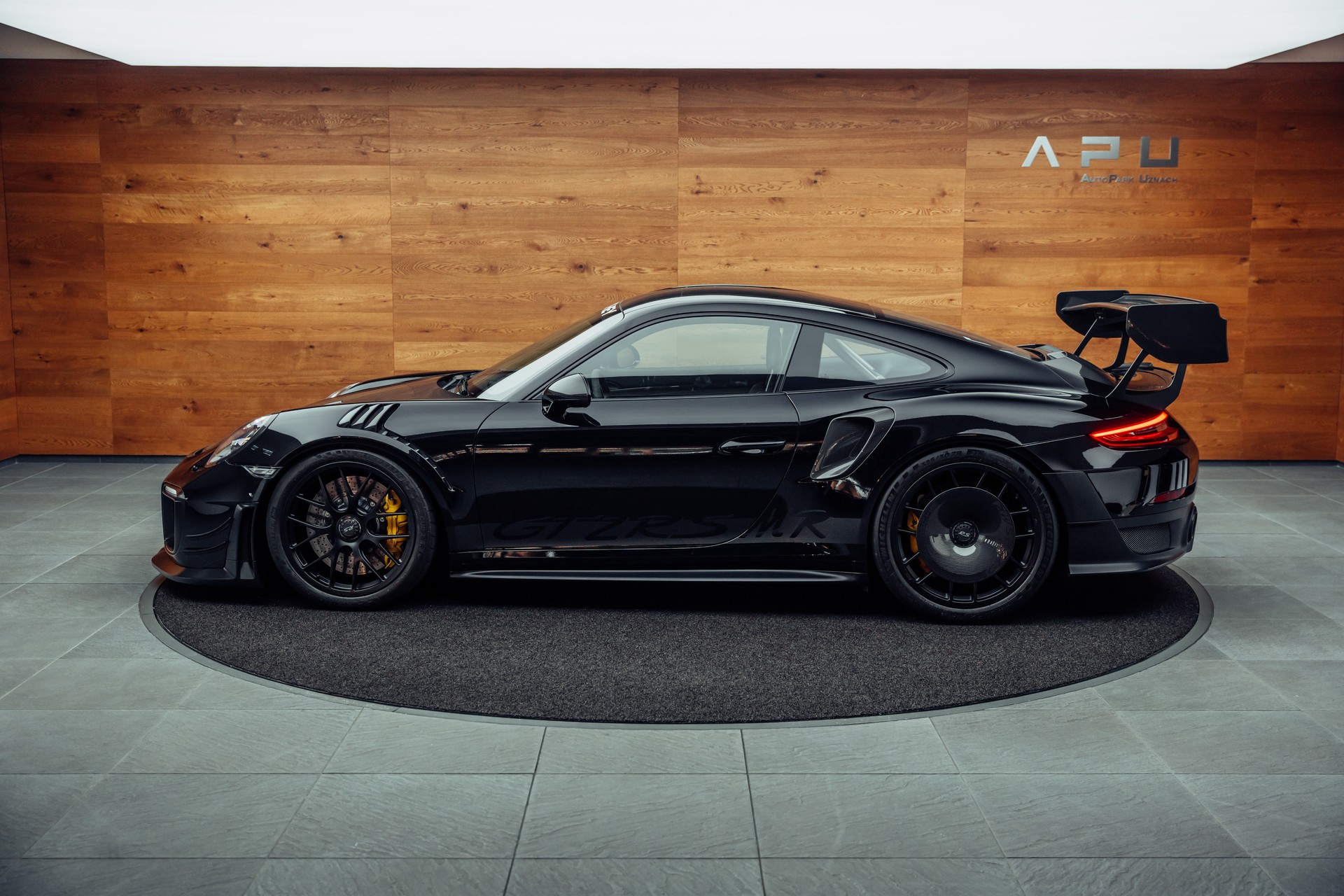 PORSCHE 911 GT2 RS MR Weissach-image-9