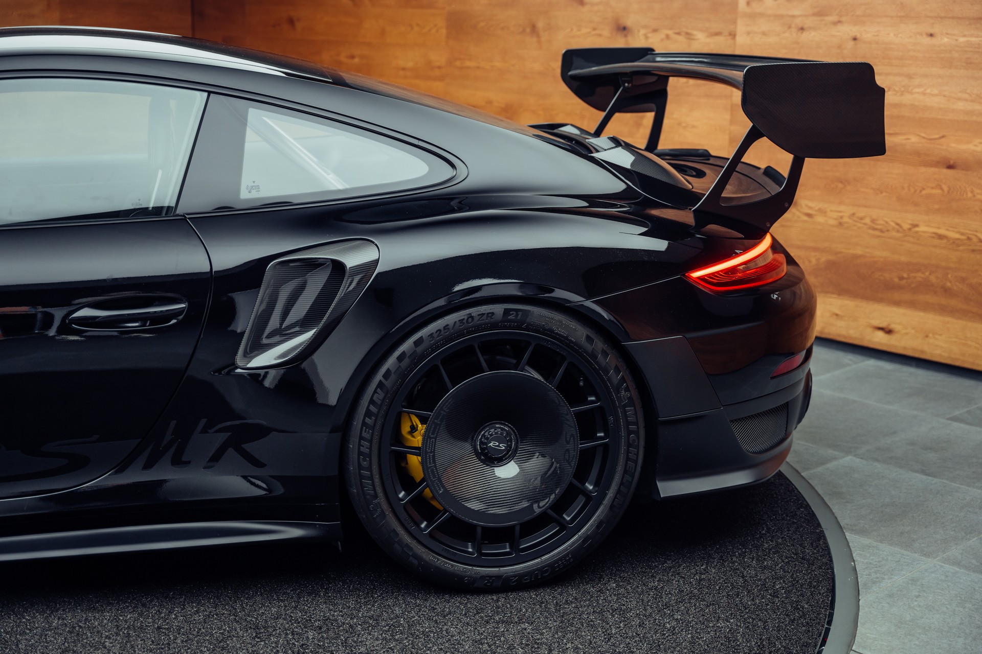 PORSCHE 911 GT2 RS MR Weissach-image-28
