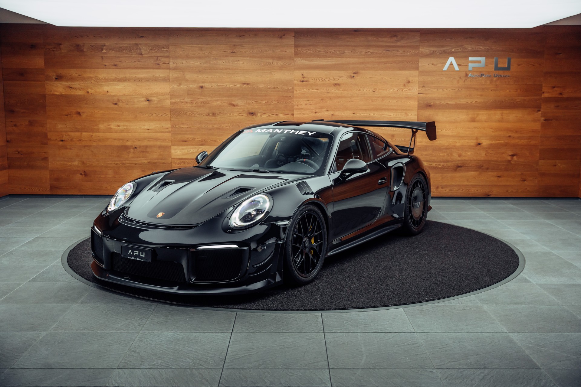 PORSCHE 911 GT2 RS MR Weissach-showroom-element-3