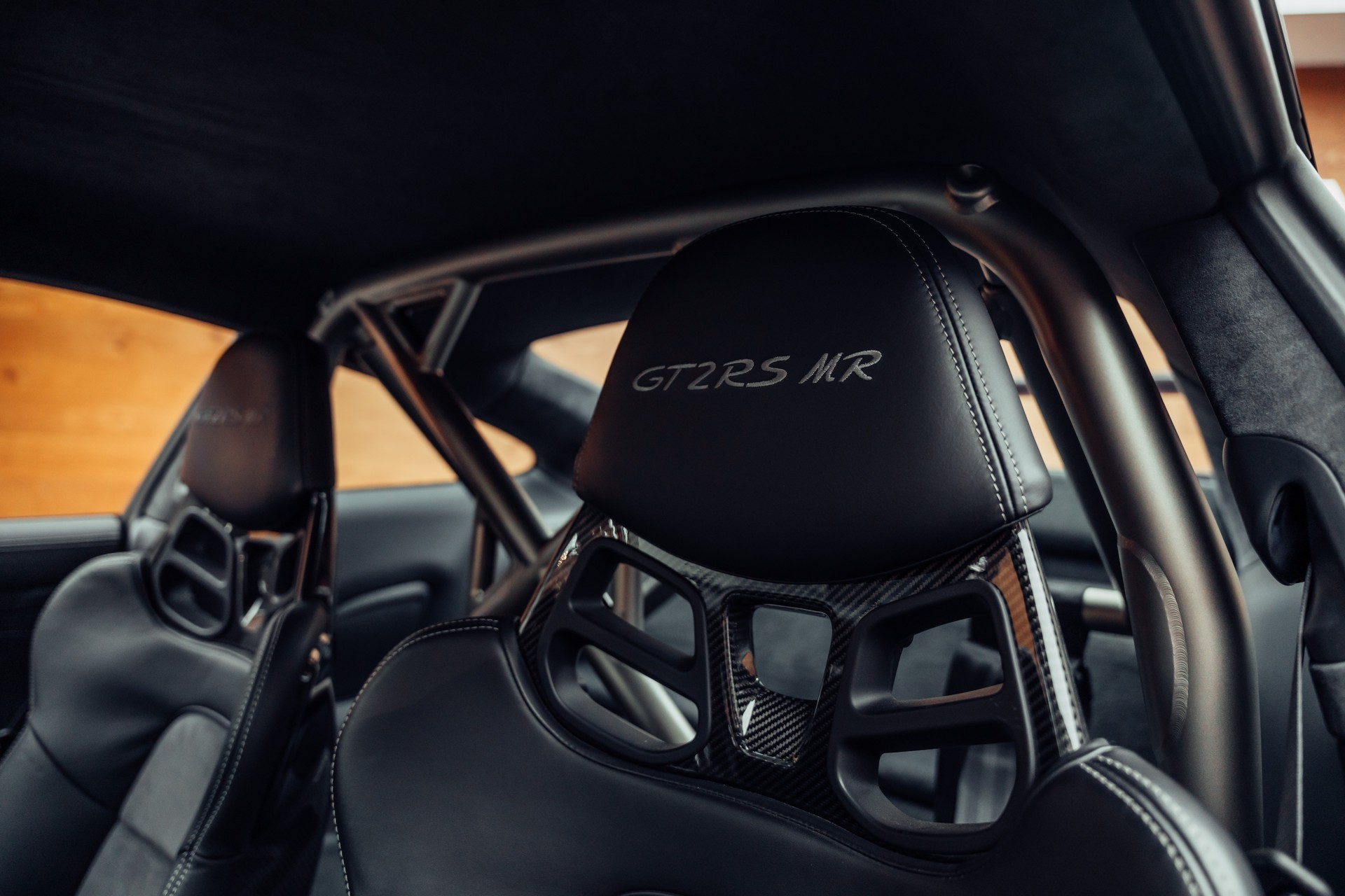 PORSCHE 911 GT2 RS MR Weissach-image-8
