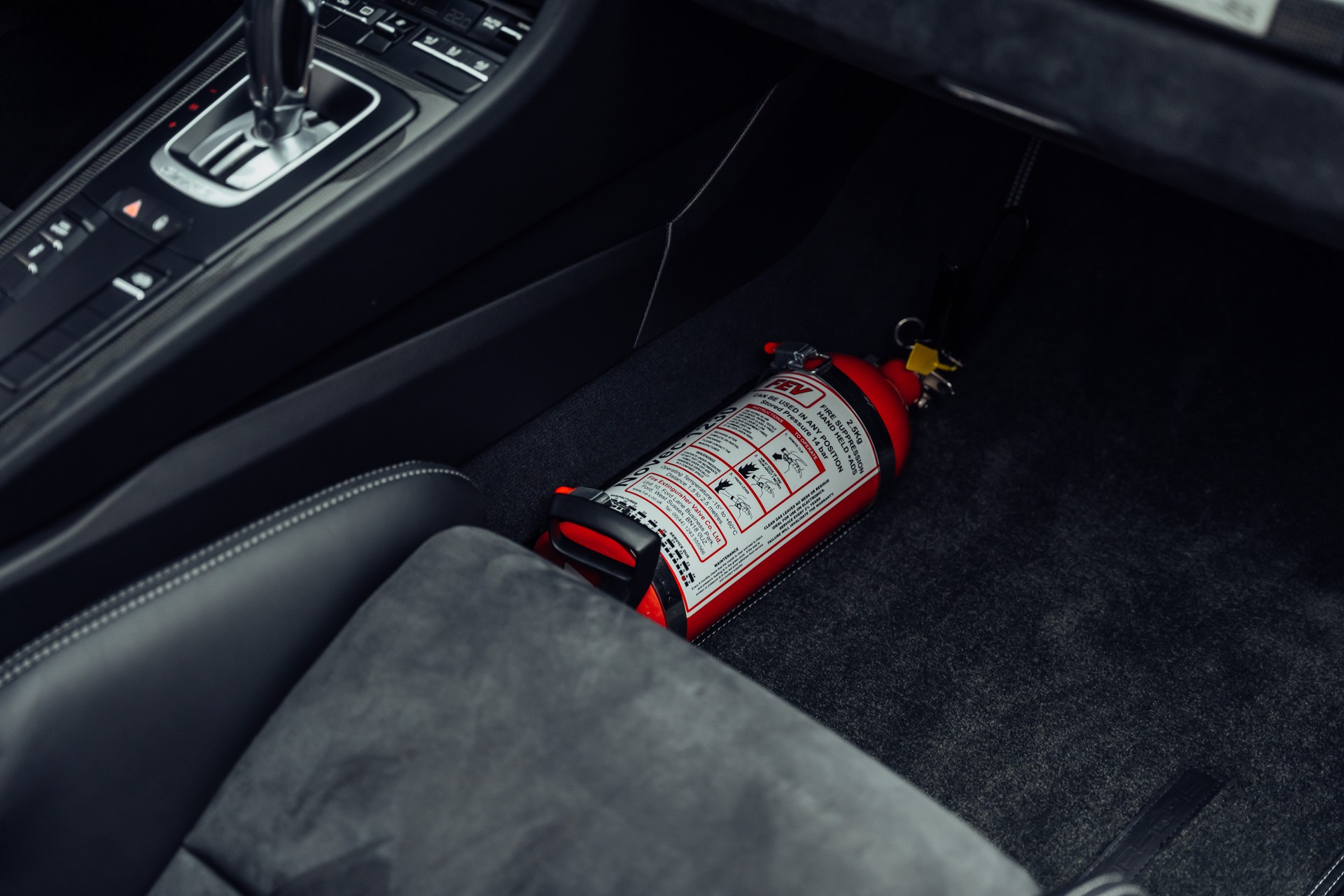 PORSCHE 911 GT2 RS MR Weissach-image-17
