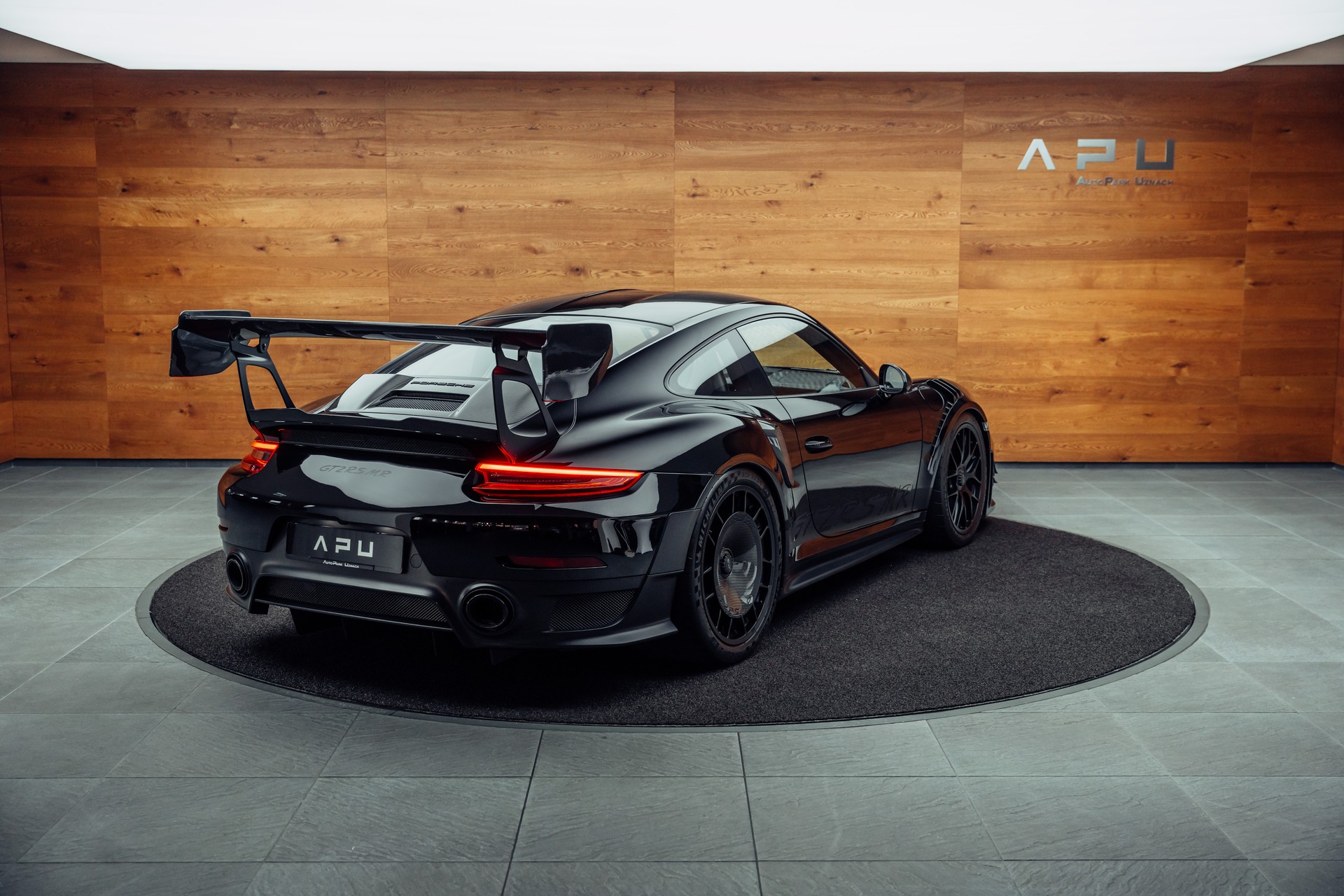 PORSCHE 911 GT2 RS MR Weissach-showroom-element-1