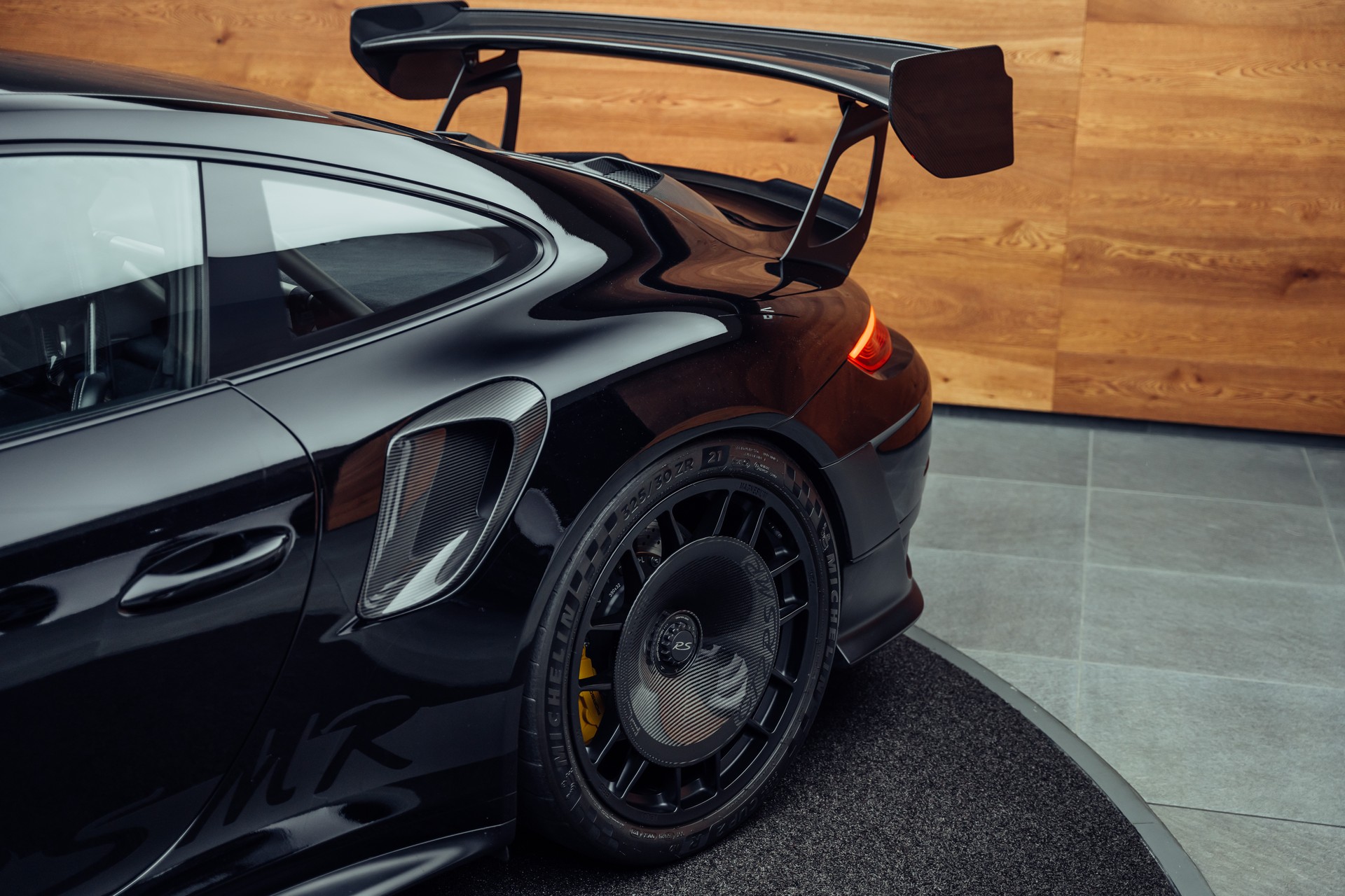 PORSCHE 911 GT2 RS MR Weissach-image-27