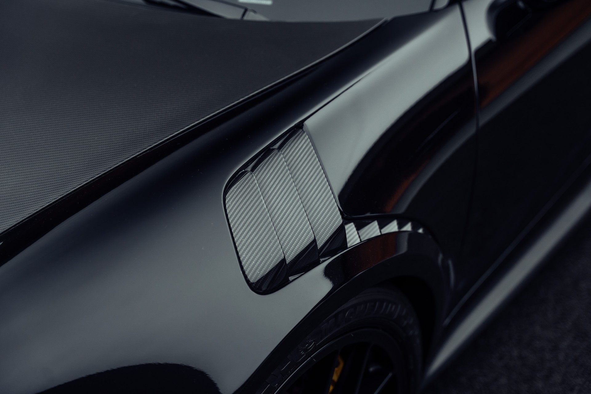PORSCHE 911 GT2 RS MR Weissach-image-22