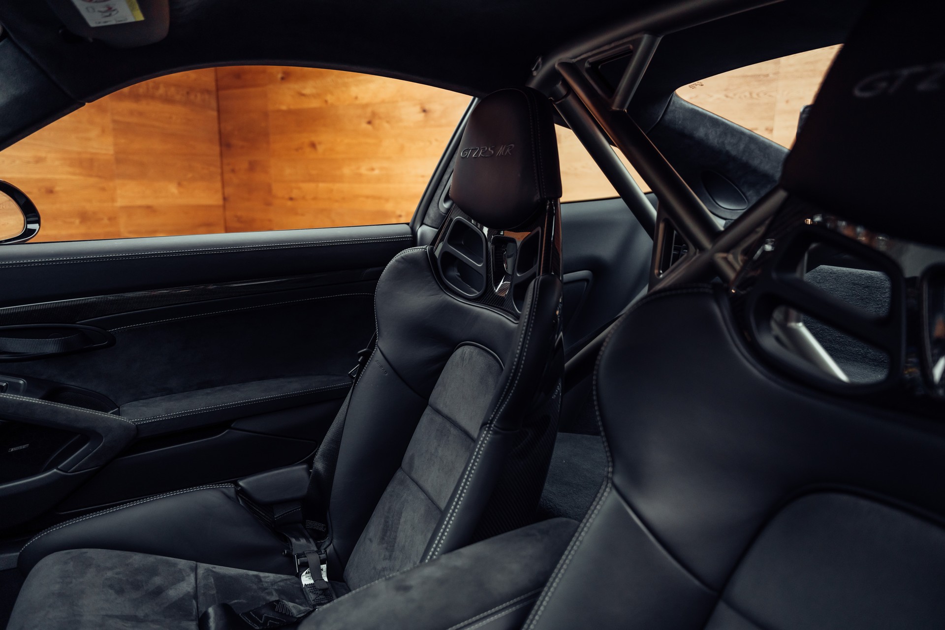PORSCHE 911 GT2 RS MR Weissach-image-6
