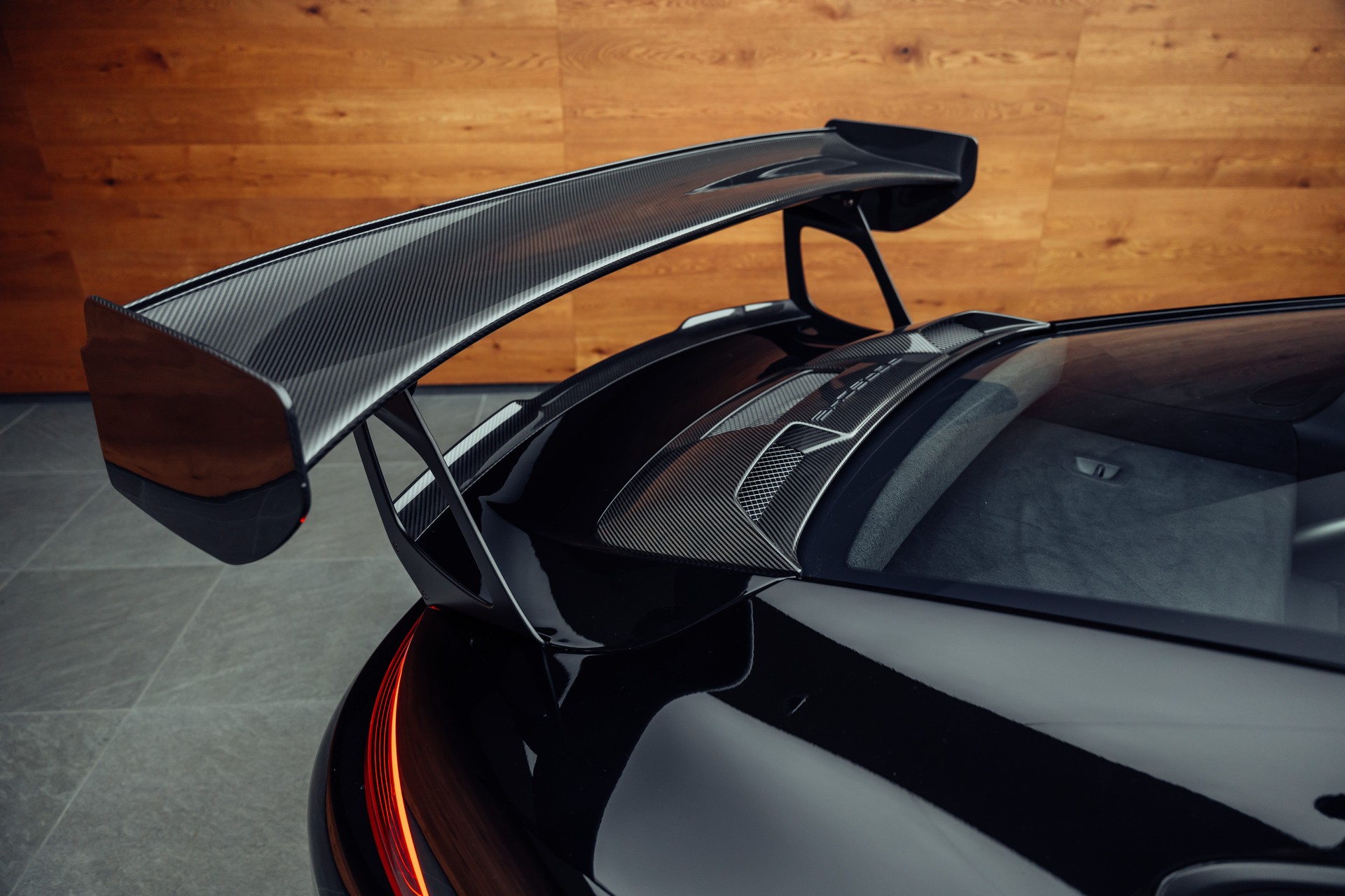 PORSCHE 911 GT2 RS MR Weissach-image-23
