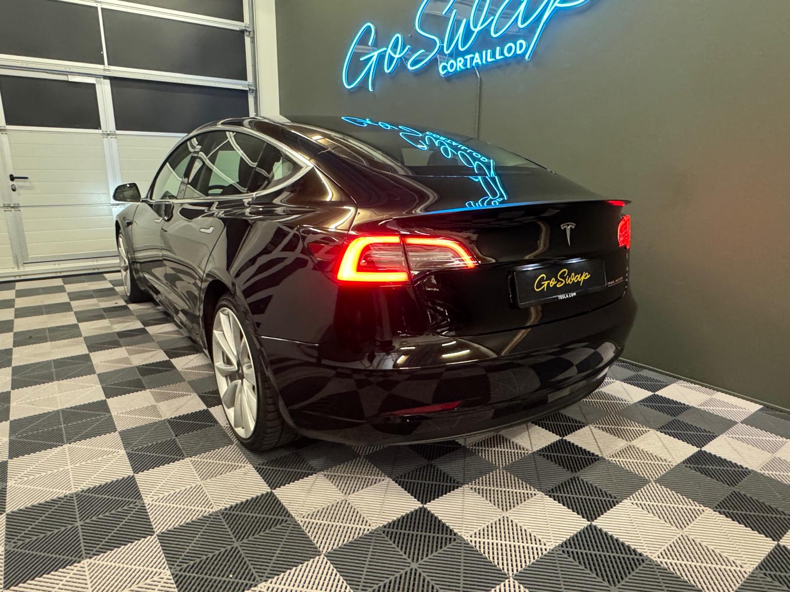 TESLA Model 3 Performance Dual Motor AWD-showroom-element-3
