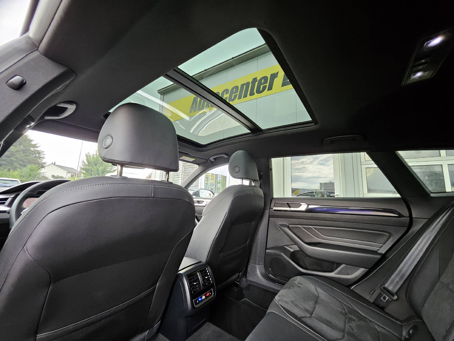 VW Arteon Shooting Brake 2.0 TSI R-Line DSG 4m* IQ Light Matrix LED * ACC * Anhängerkupplung *-image-23
