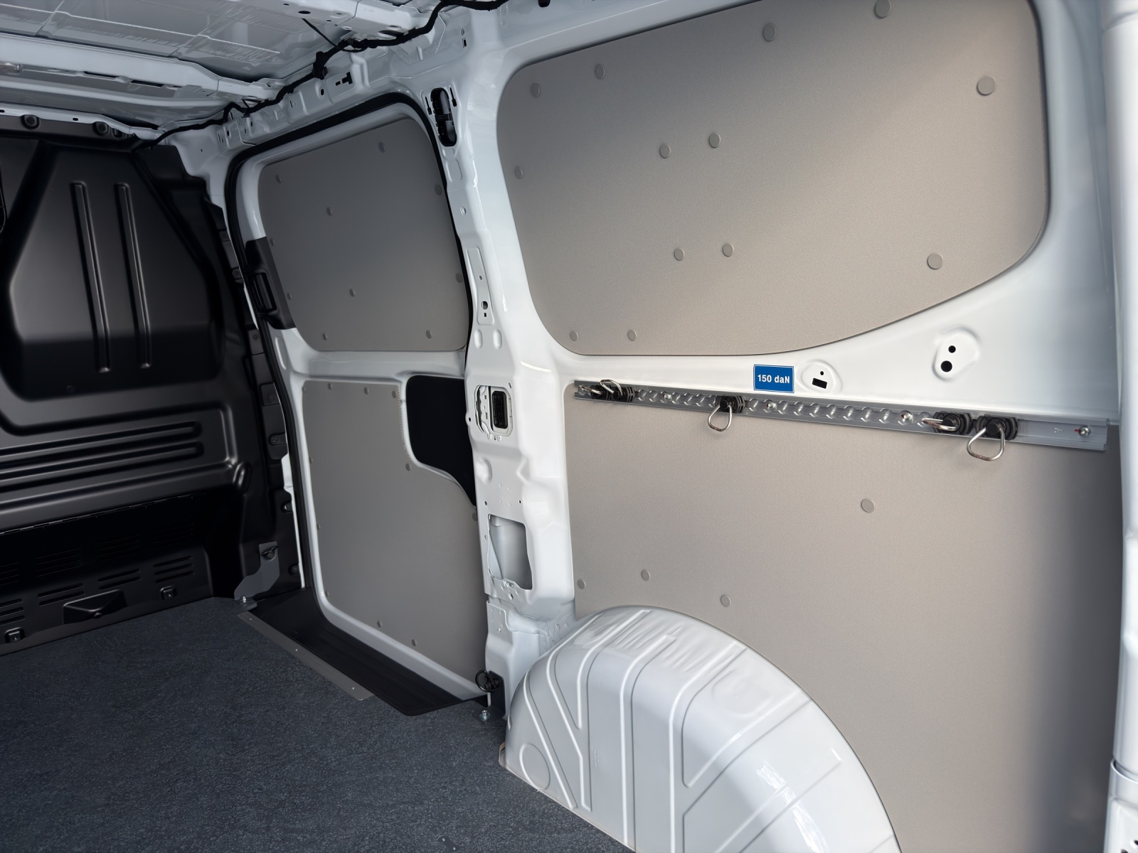 VW Transporter 2.5 TSI e-Hybrid-image-14